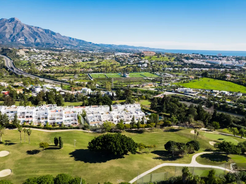 Casa Maria presents an exceptional opportunity to acquire a carefully curated apartment within the well-regarded gated community of Urbanización Terrazas de La Quinta, a residential enclave in Benahavís known for its quiet atmosphere and refined living en