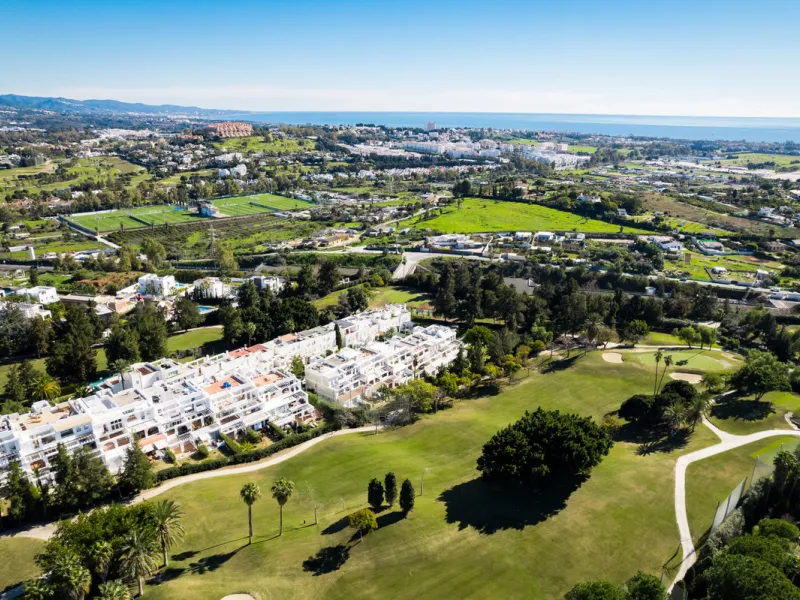 Casa Maria presents an exceptional opportunity to acquire a carefully curated apartment within the well-regarded gated community of Urbanización Terrazas de La Quinta, a residential enclave in Benahavís known for its quiet atmosphere and refined living en