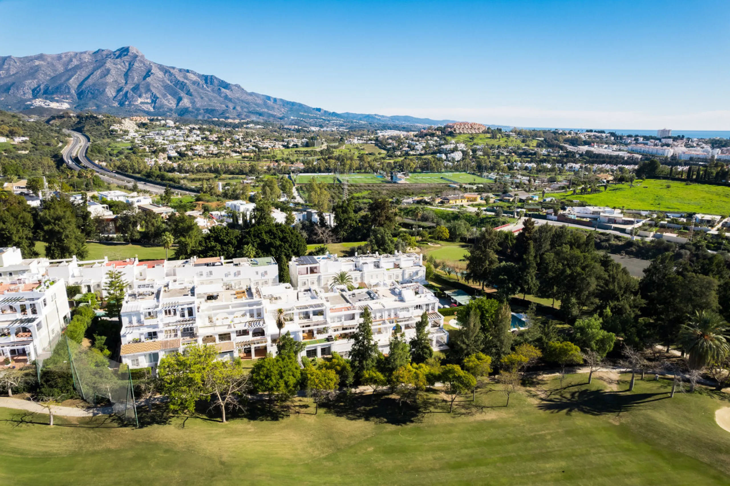 Casa Maria presents an exceptional opportunity to acquire a carefully curated apartment within the well-regarded gated community of Urbanización Terrazas de La Quinta, a residential enclave in Benahavís known for its quiet atmosphere and refined living en