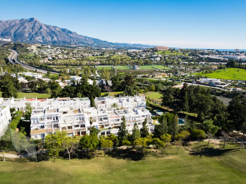 Casa Maria presents an exceptional opportunity to acquire a carefully curated apartment within the well-regarded gated community of Urbanización Terrazas de La Quinta, a residential enclave in Benahavís known for its quiet atmosphere and refined living en