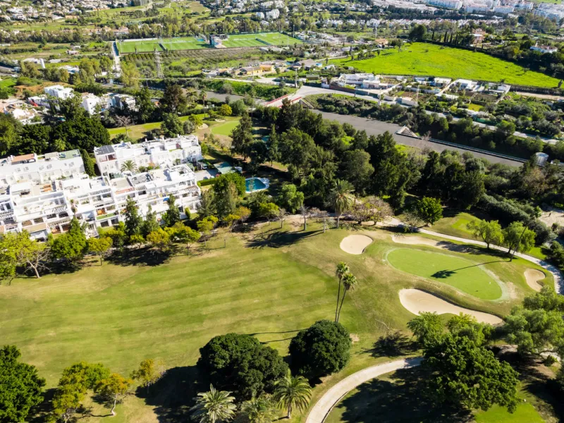 Casa Maria presents an exceptional opportunity to acquire a carefully curated apartment within the well-regarded gated community of Urbanización Terrazas de La Quinta, a residential enclave in Benahavís known for its quiet atmosphere and refined living en