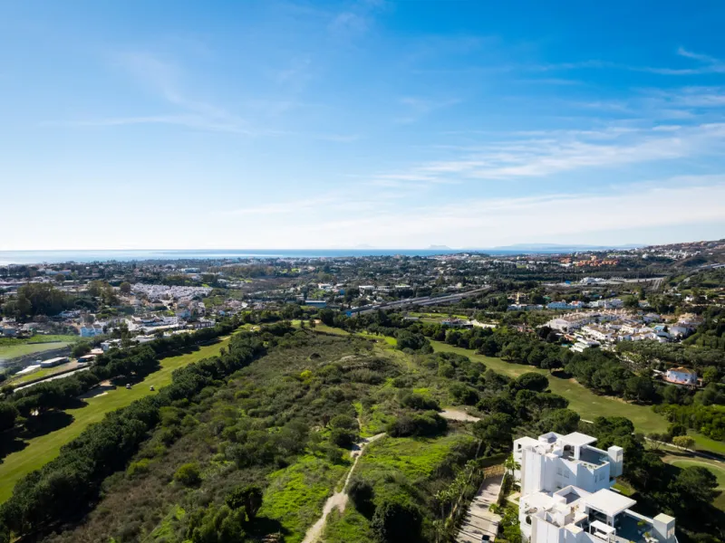 Casa Maria presents an exceptional opportunity to acquire a carefully curated apartment within the well-regarded gated community of Urbanización Terrazas de La Quinta, a residential enclave in Benahavís known for its quiet atmosphere and refined living en
