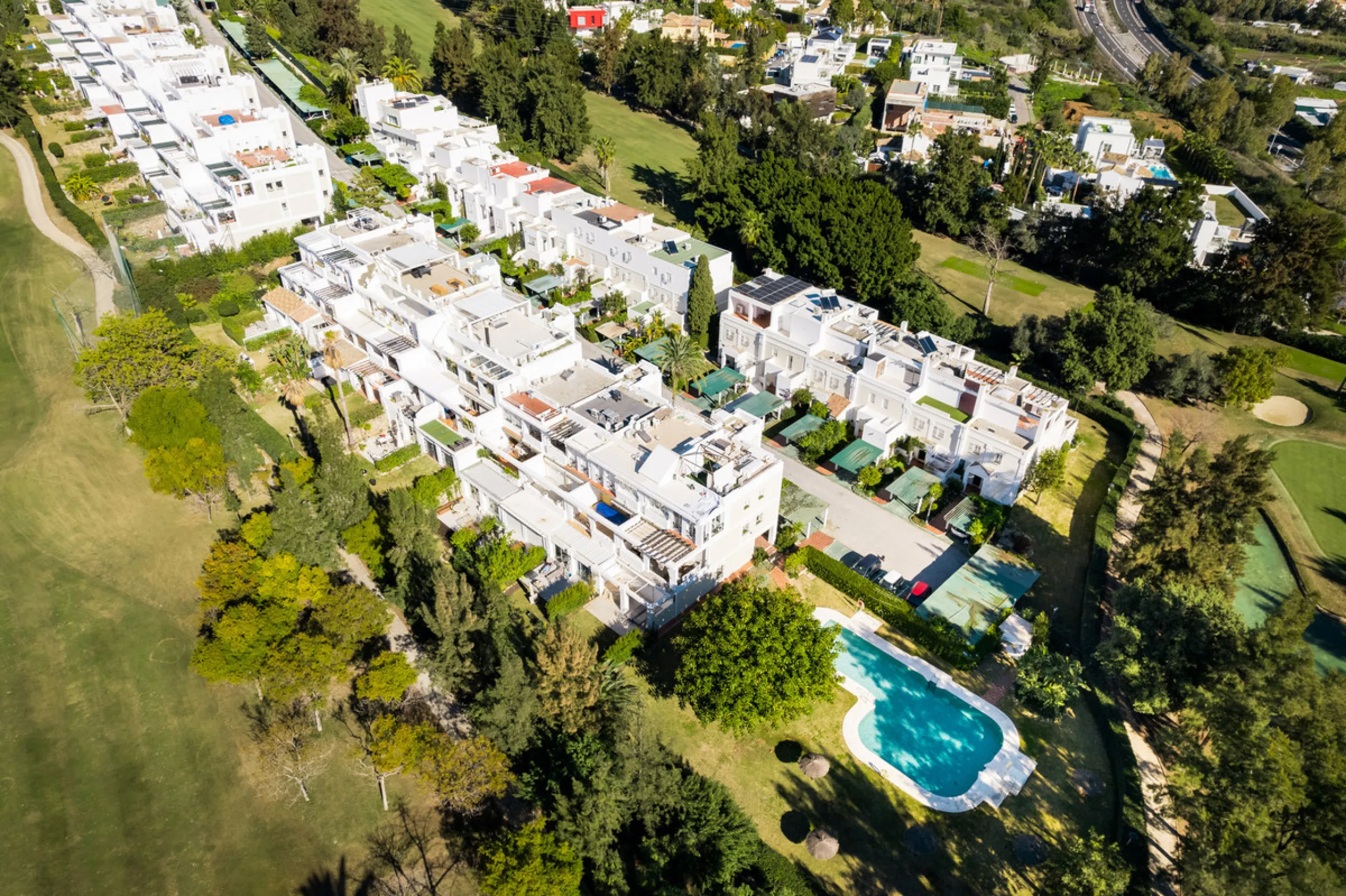 Casa Maria presents an exceptional opportunity to acquire a carefully curated apartment within the well-regarded gated community of Urbanización Terrazas de La Quinta, a residential enclave in Benahavís known for its quiet atmosphere and refined living en