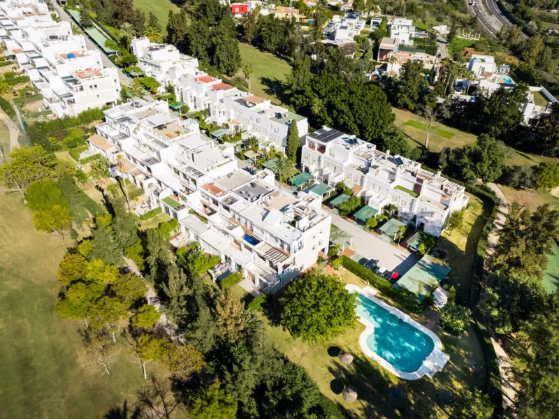 Casa Maria presents an exceptional opportunity to acquire a carefully curated apartment within the well-regarded gated community of Urbanización Terrazas de La Quinta, a residential enclave in Benahavís known for its quiet atmosphere and refined living en