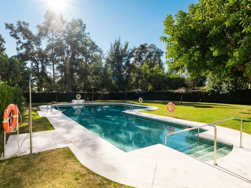 Casa Maria presents an exceptional opportunity to acquire a carefully curated apartment within the well-regarded gated community of Urbanización Terrazas de La Quinta, a residential enclave in Benahavís known for its quiet atmosphere and refined living en