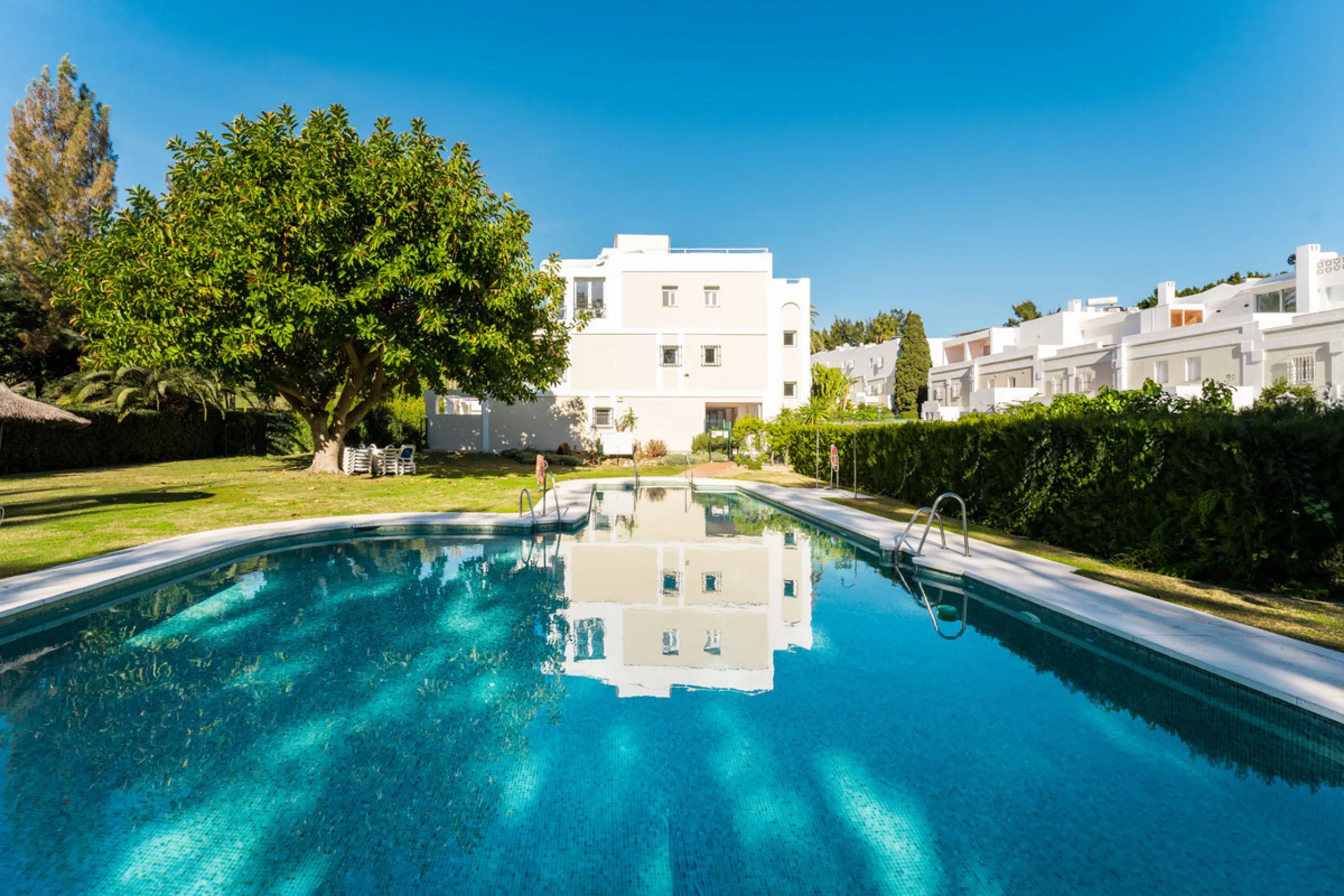 Casa Maria presents an exceptional opportunity to acquire a carefully curated apartment within the well-regarded gated community of Urbanización Terrazas de La Quinta, a residential enclave in Benahavís known for its quiet atmosphere and refined living en