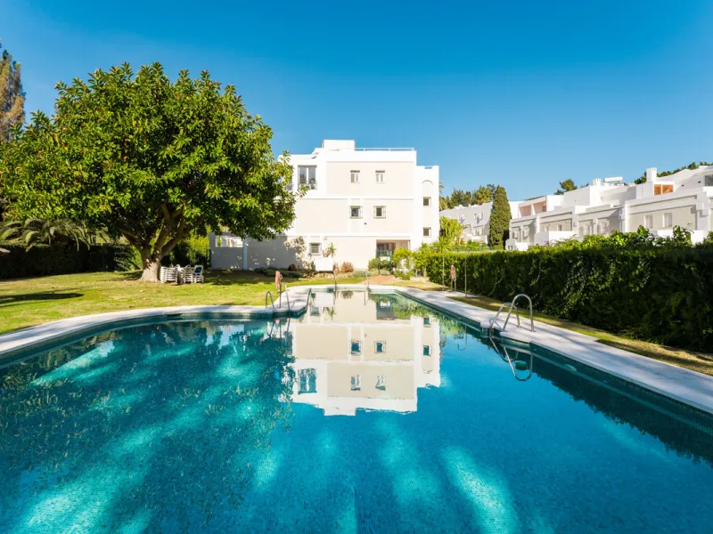 Casa Maria presents an exceptional opportunity to acquire a carefully curated apartment within the well-regarded gated community of Urbanización Terrazas de La Quinta, a residential enclave in Benahavís known for its quiet atmosphere and refined living en