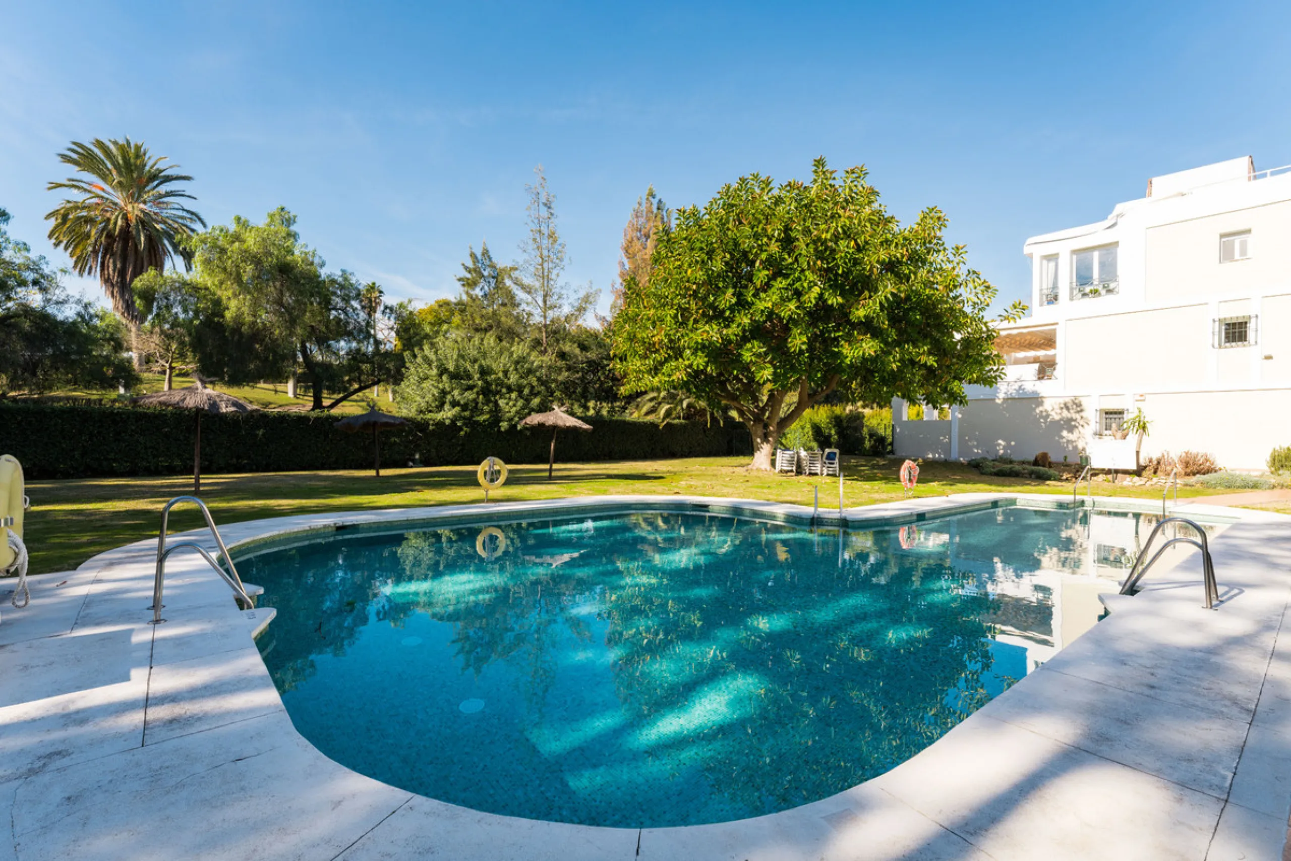 Casa Maria presents an exceptional opportunity to acquire a carefully curated apartment within the well-regarded gated community of Urbanización Terrazas de La Quinta, a residential enclave in Benahavís known for its quiet atmosphere and refined living en