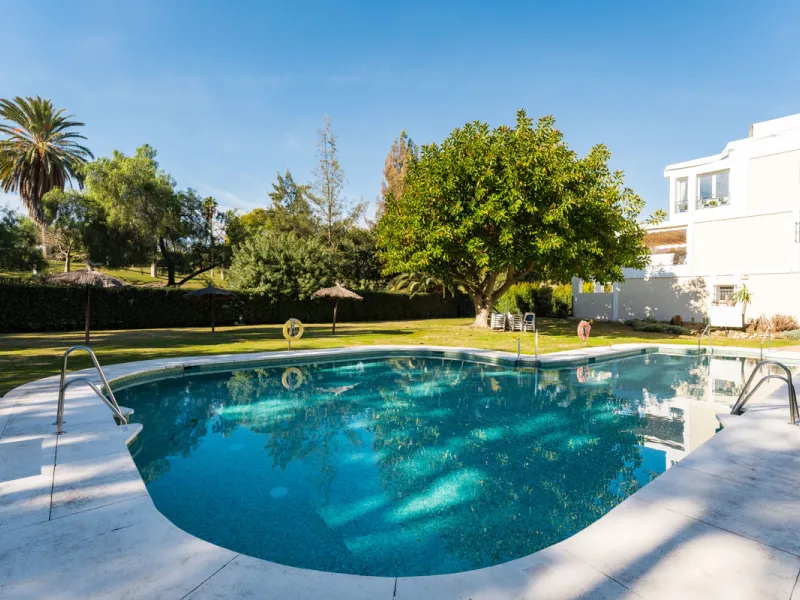 Casa Maria presents an exceptional opportunity to acquire a carefully curated apartment within the well-regarded gated community of Urbanización Terrazas de La Quinta, a residential enclave in Benahavís known for its quiet atmosphere and refined living en
