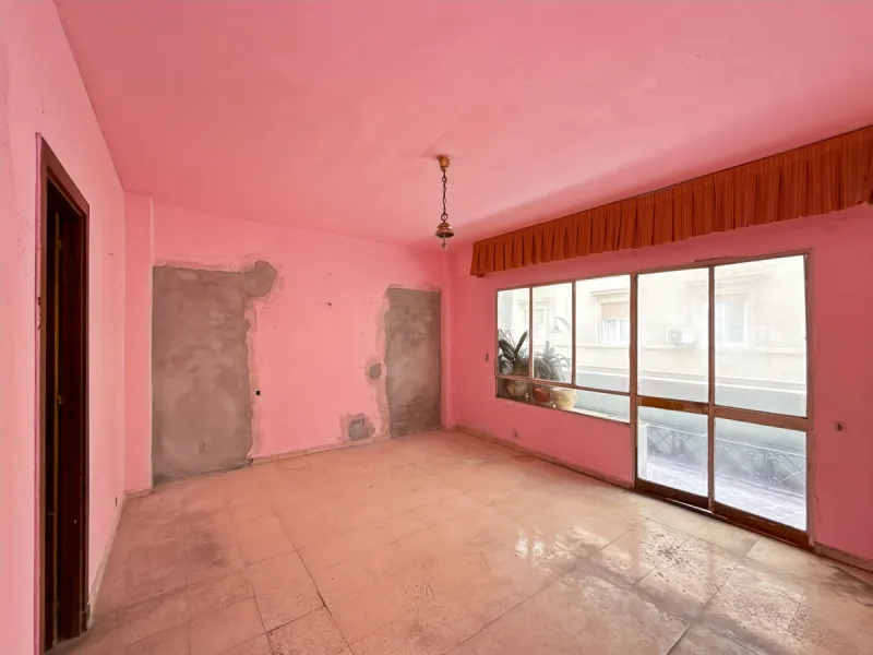 Some places can't be described by square meters or floor plans. They're described by how they make you feel the moment you walk in. This flat on Calle San Lorenzo, right in the beating heart of Málaga's Soho, has something rare — it has soul.
