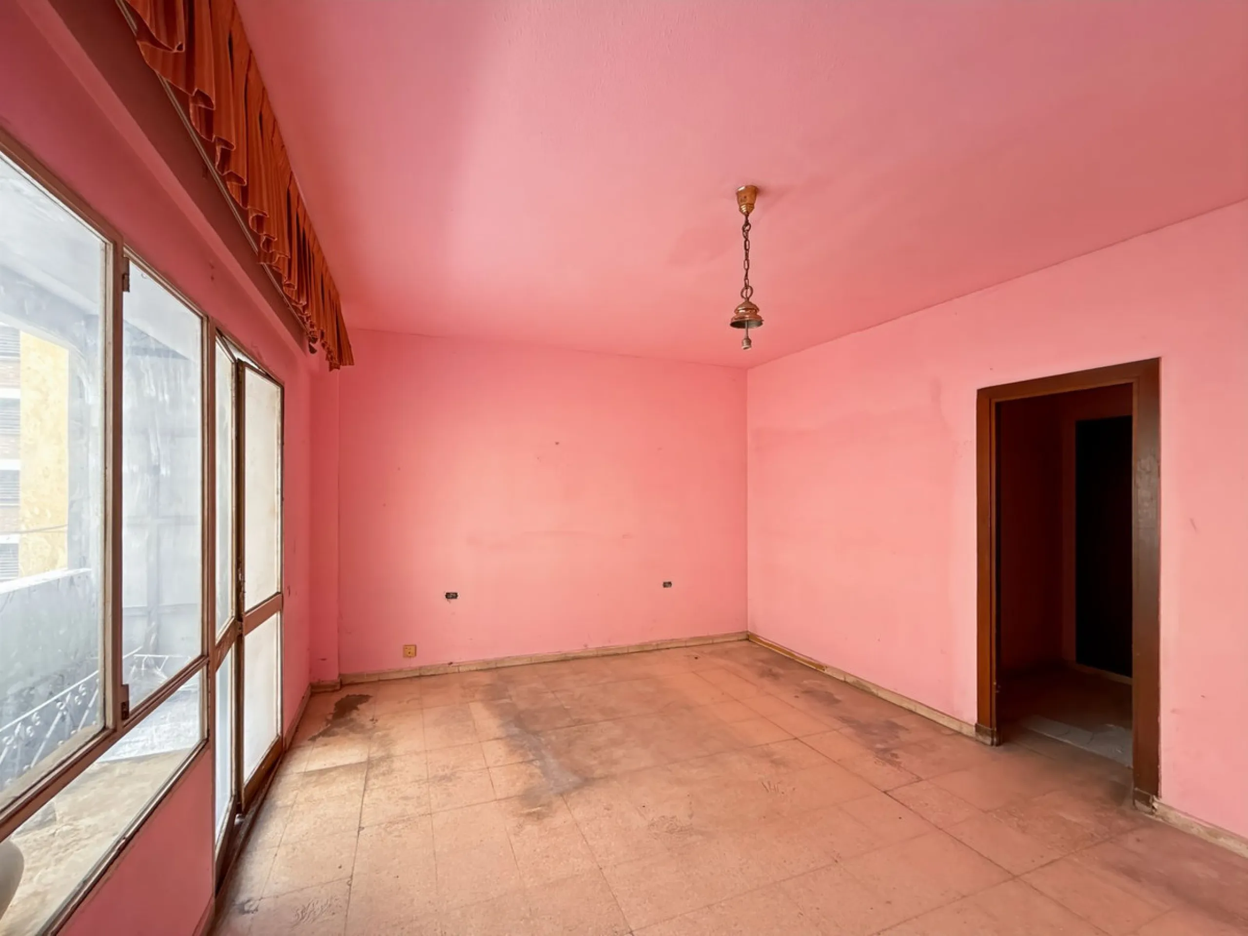 Some places can't be described by square meters or floor plans. They're described by how they make you feel the moment you walk in. This flat on Calle San Lorenzo, right in the beating heart of Málaga's Soho, has something rare — it has soul.
