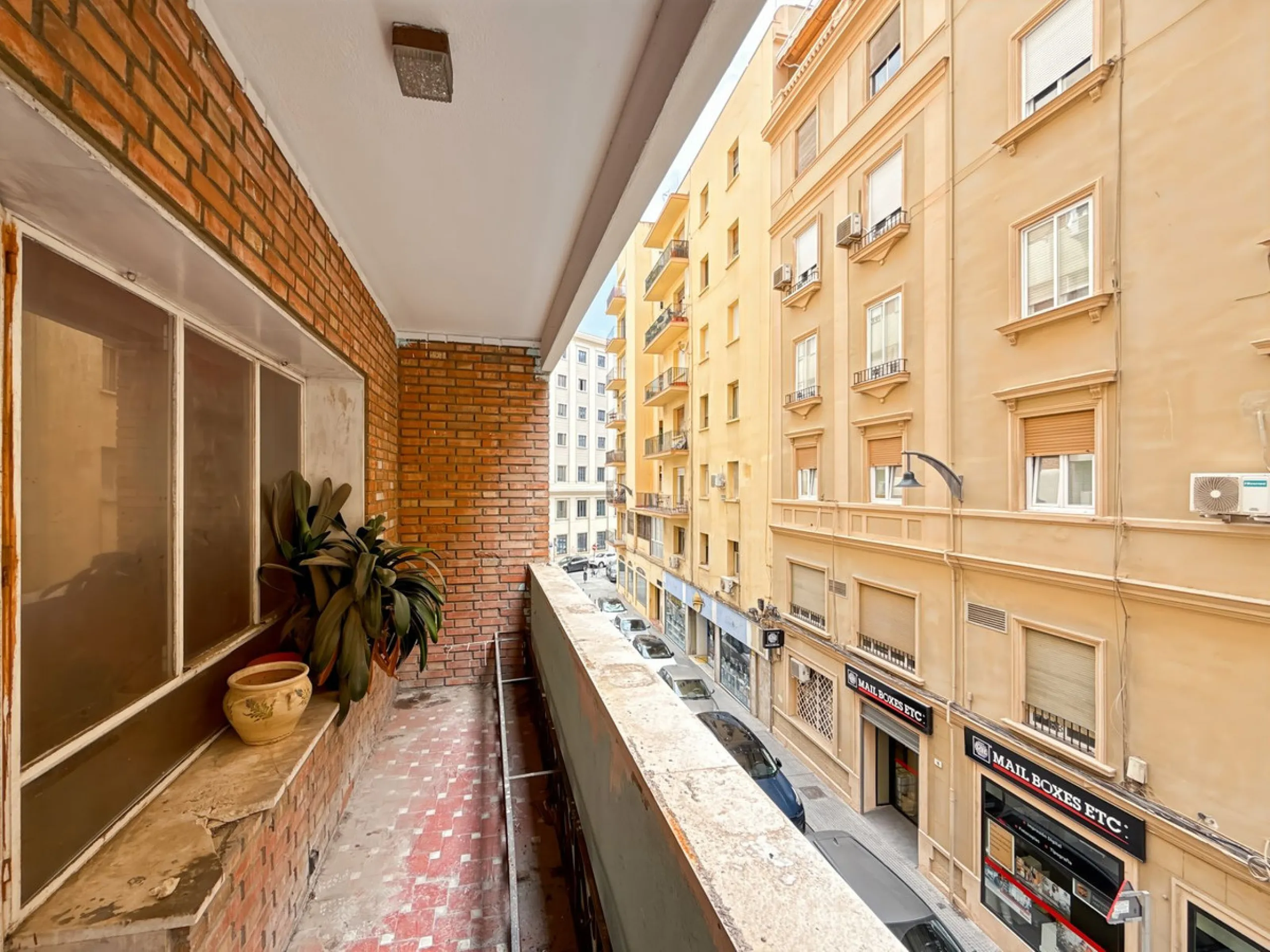 Some places can't be described by square meters or floor plans. They're described by how they make you feel the moment you walk in. This flat on Calle San Lorenzo, right in the beating heart of Málaga's Soho, has something rare — it has soul.