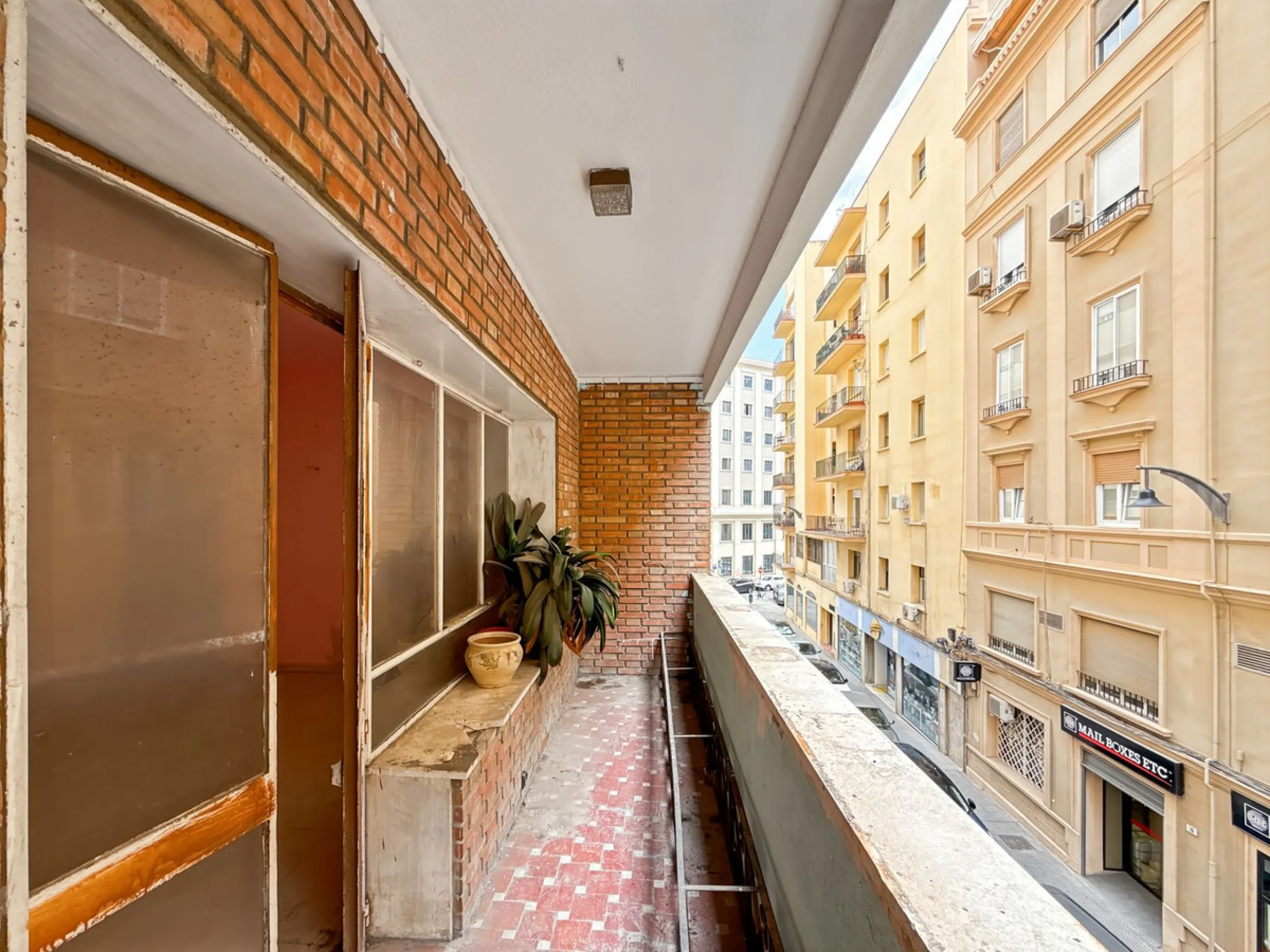 Some places can't be described by square meters or floor plans. They're described by how they make you feel the moment you walk in. This flat on Calle San Lorenzo, right in the beating heart of Málaga's Soho, has something rare — it has soul.