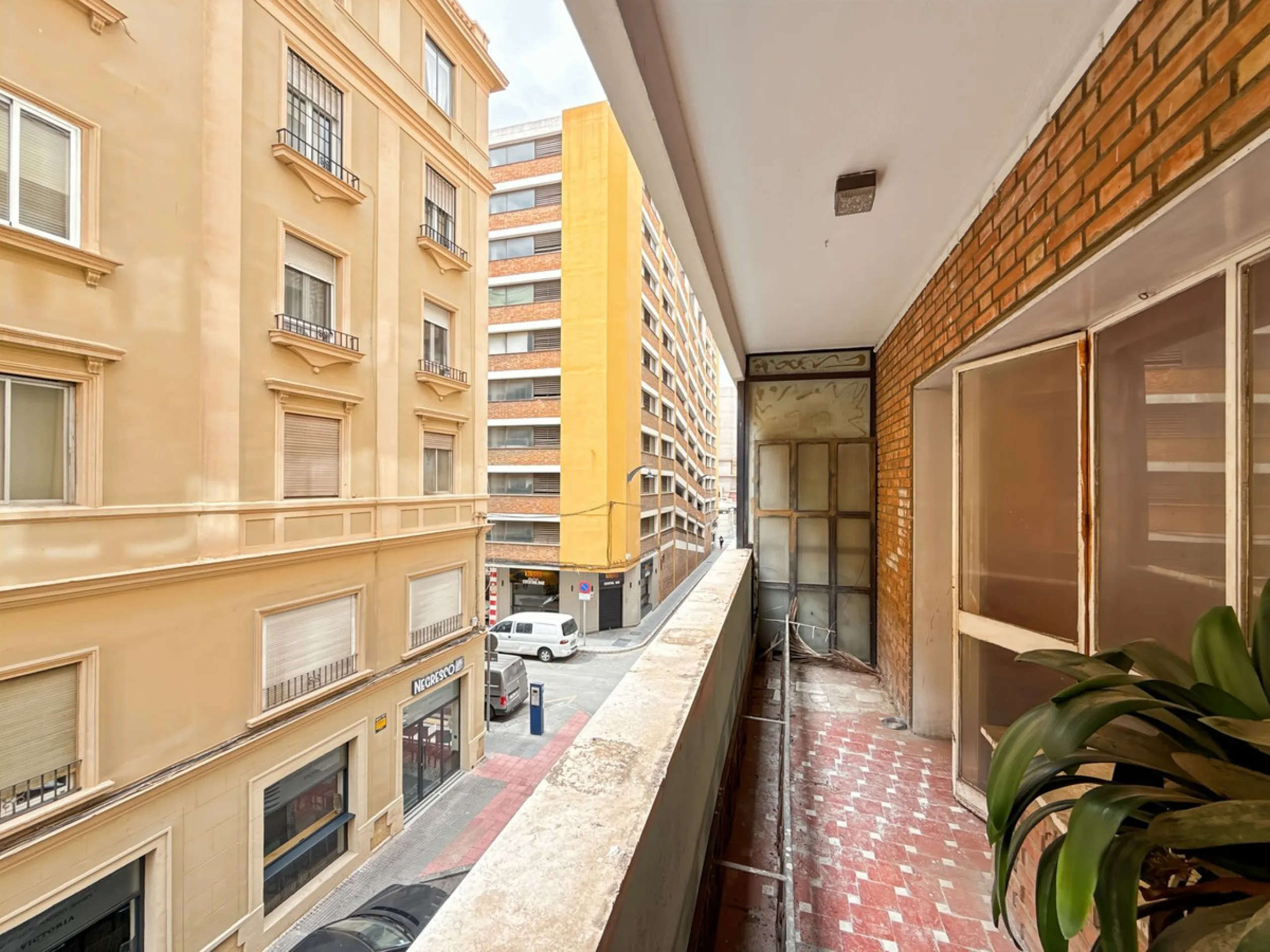 Some places can't be described by square meters or floor plans. They're described by how they make you feel the moment you walk in. This flat on Calle San Lorenzo, right in the beating heart of Málaga's Soho, has something rare — it has soul.