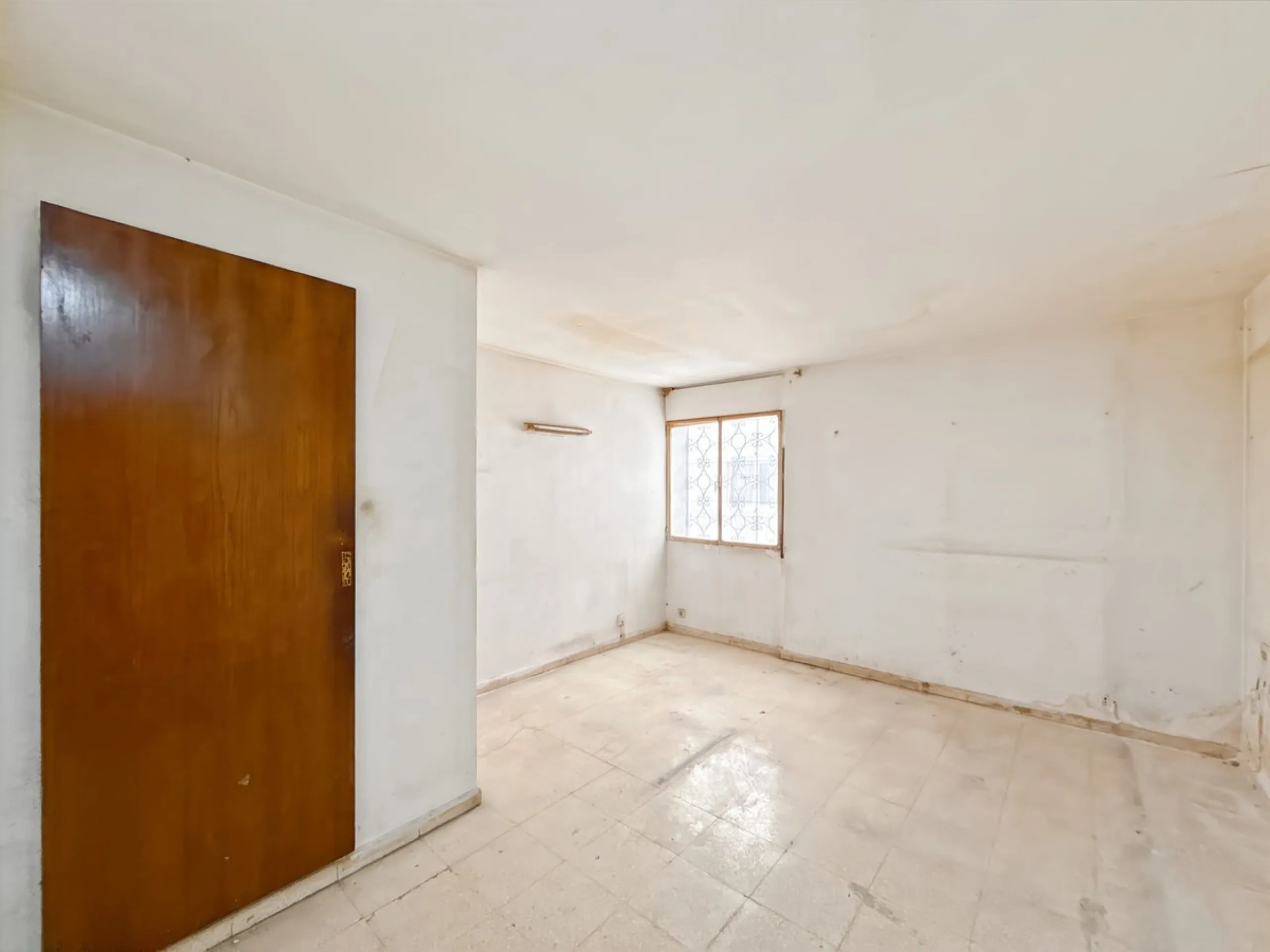 Some places can't be described by square meters or floor plans. They're described by how they make you feel the moment you walk in. This flat on Calle San Lorenzo, right in the beating heart of Málaga's Soho, has something rare — it has soul.
