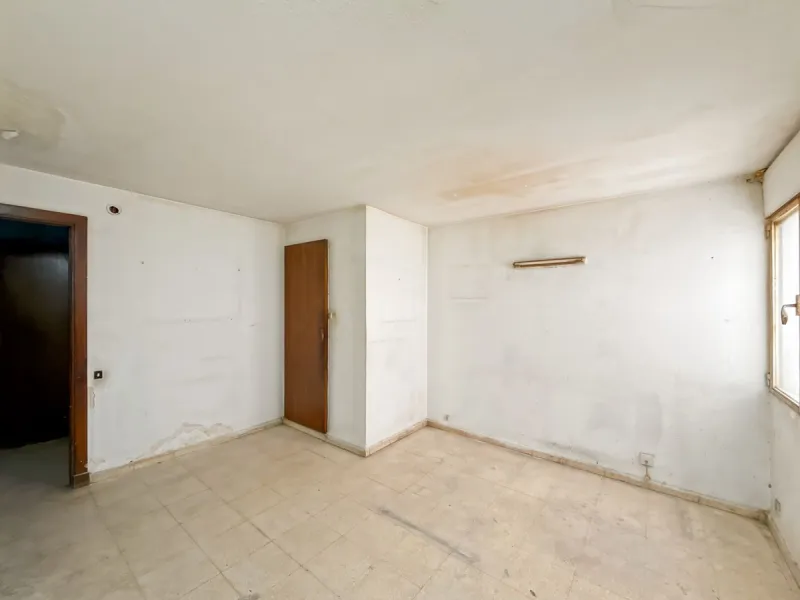 Some places can't be described by square meters or floor plans. They're described by how they make you feel the moment you walk in. This flat on Calle San Lorenzo, right in the beating heart of Málaga's Soho, has something rare — it has soul.