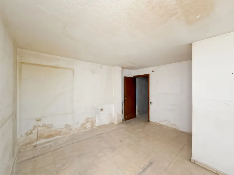 Some places can't be described by square meters or floor plans. They're described by how they make you feel the moment you walk in. This flat on Calle San Lorenzo, right in the beating heart of Málaga's Soho, has something rare — it has soul.