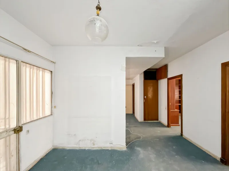 Some places can't be described by square meters or floor plans. They're described by how they make you feel the moment you walk in. This flat on Calle San Lorenzo, right in the beating heart of Málaga's Soho, has something rare — it has soul.