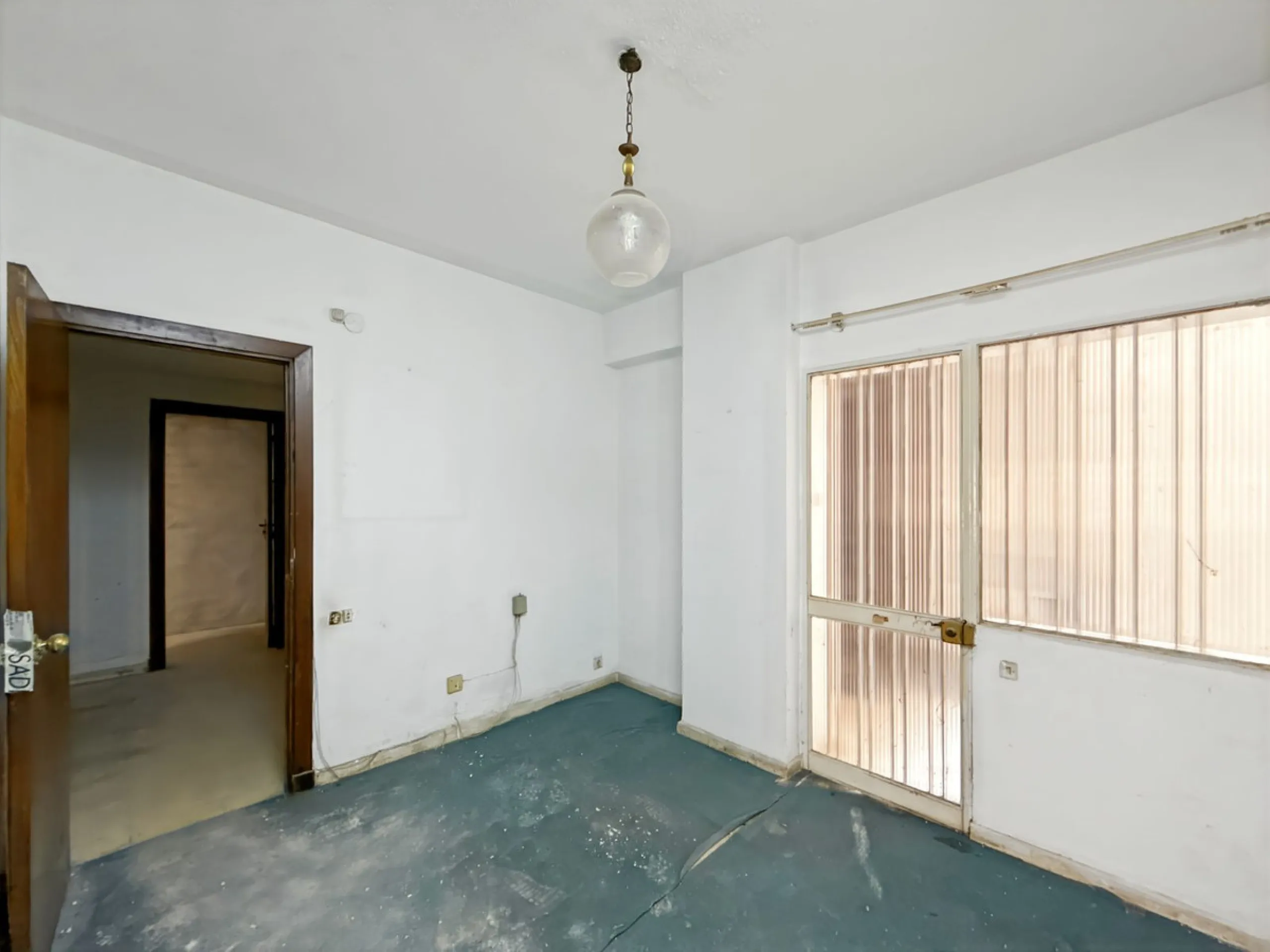 Some places can't be described by square meters or floor plans. They're described by how they make you feel the moment you walk in. This flat on Calle San Lorenzo, right in the beating heart of Málaga's Soho, has something rare — it has soul.