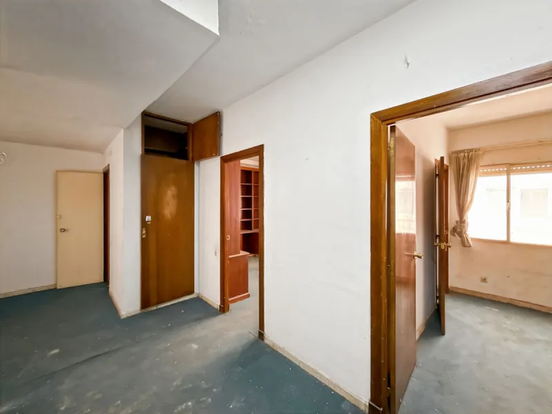 Some places can't be described by square meters or floor plans. They're described by how they make you feel the moment you walk in. This flat on Calle San Lorenzo, right in the beating heart of Málaga's Soho, has something rare — it has soul.