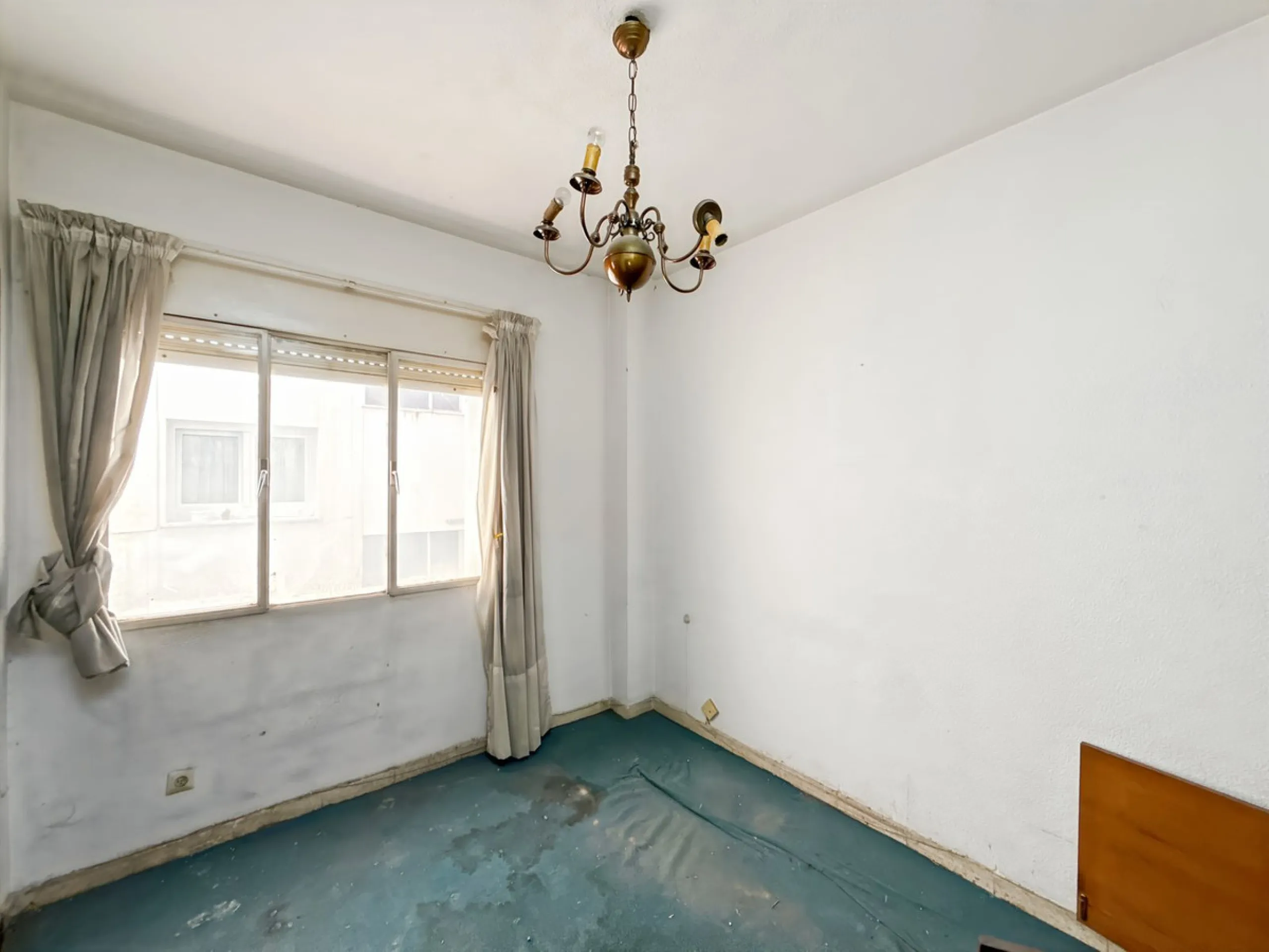 Some places can't be described by square meters or floor plans. They're described by how they make you feel the moment you walk in. This flat on Calle San Lorenzo, right in the beating heart of Málaga's Soho, has something rare — it has soul.