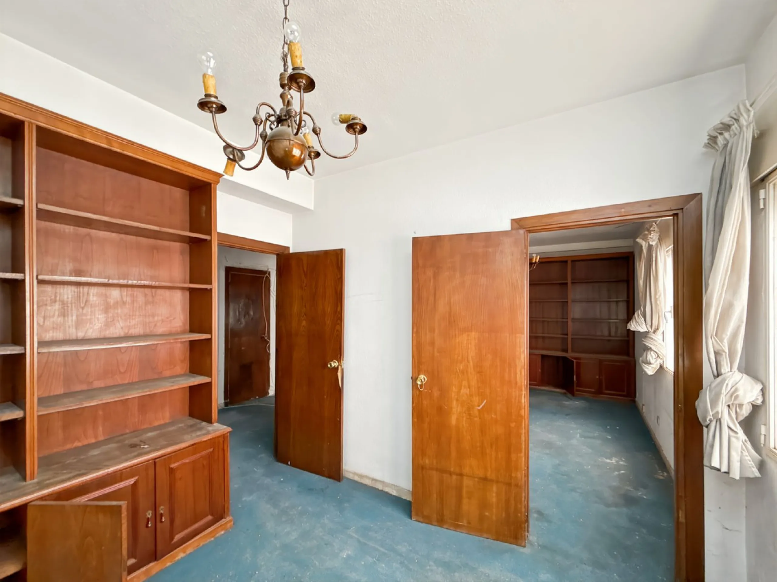Some places can't be described by square meters or floor plans. They're described by how they make you feel the moment you walk in. This flat on Calle San Lorenzo, right in the beating heart of Málaga's Soho, has something rare — it has soul.