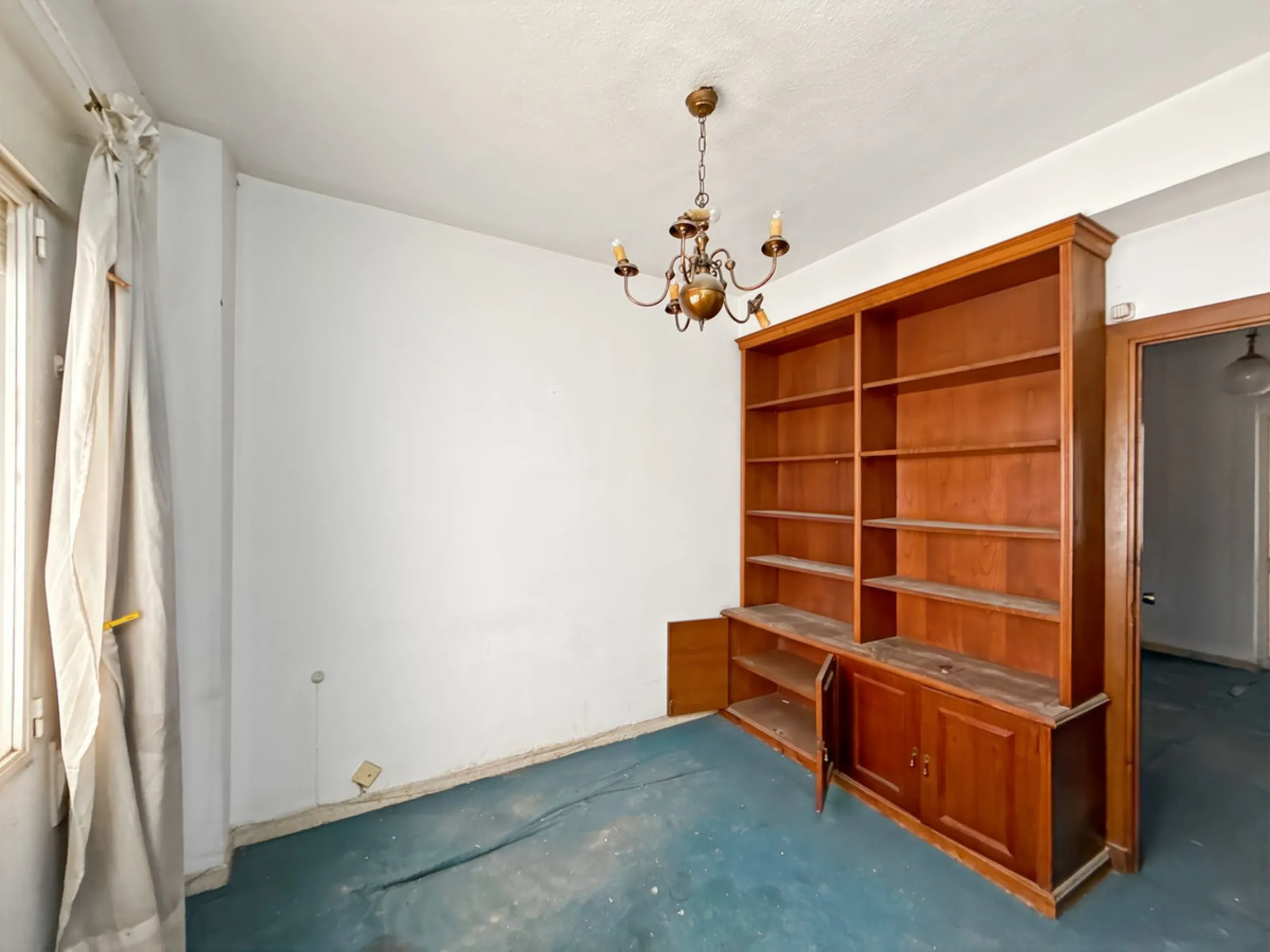 Some places can't be described by square meters or floor plans. They're described by how they make you feel the moment you walk in. This flat on Calle San Lorenzo, right in the beating heart of Málaga's Soho, has something rare — it has soul.