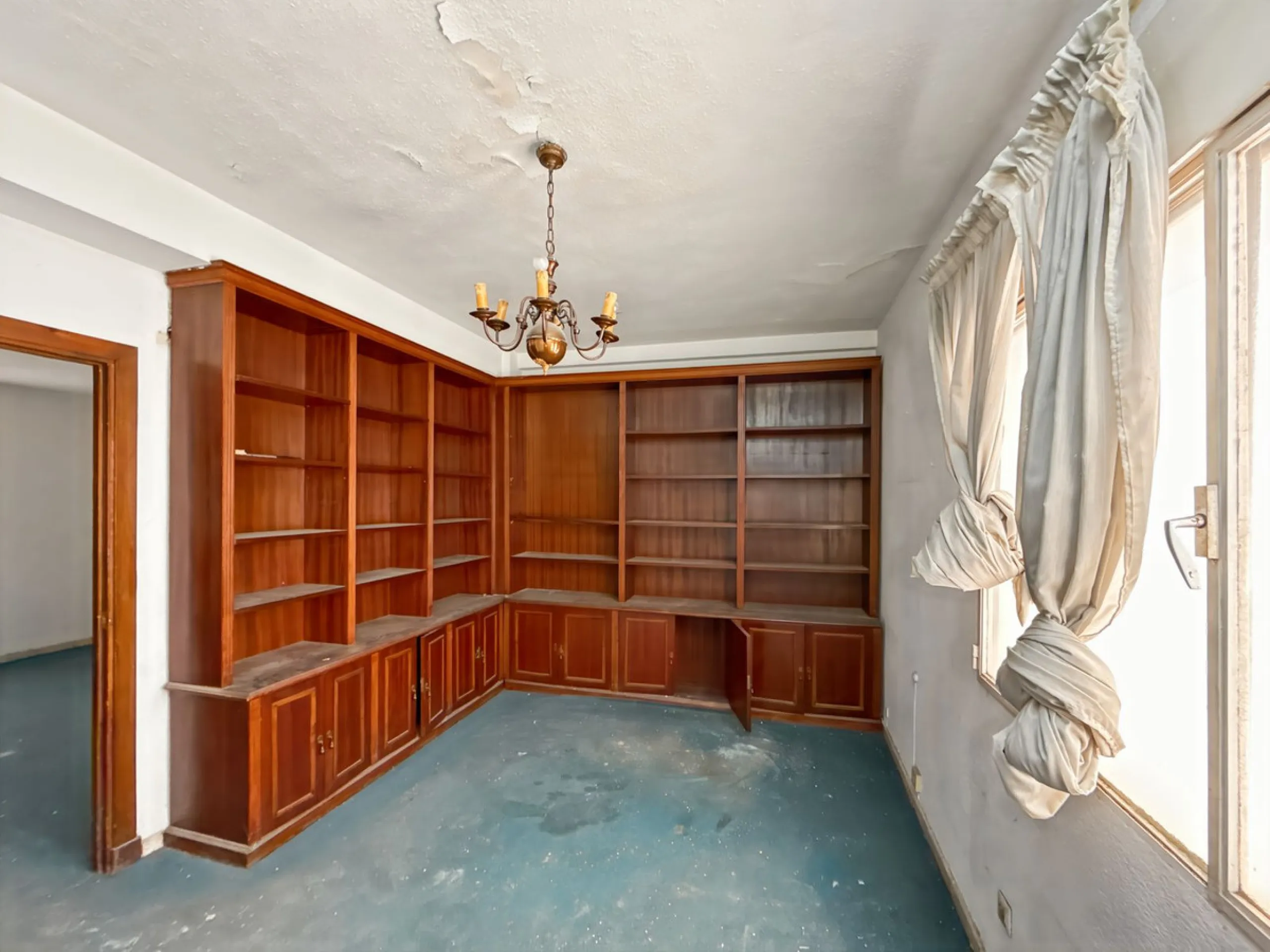 Some places can't be described by square meters or floor plans. They're described by how they make you feel the moment you walk in. This flat on Calle San Lorenzo, right in the beating heart of Málaga's Soho, has something rare — it has soul.