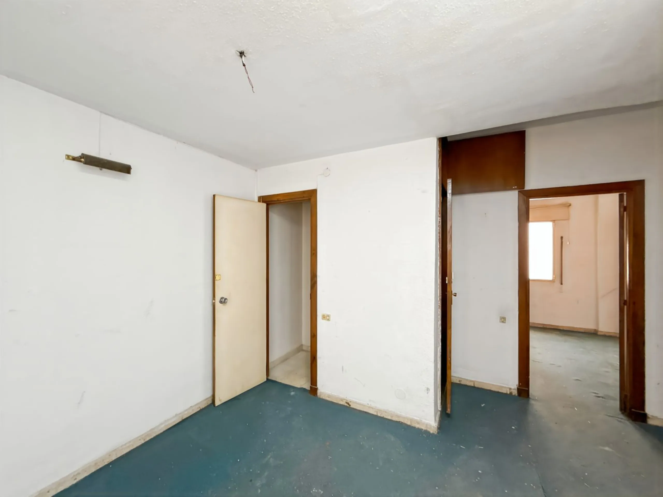Some places can't be described by square meters or floor plans. They're described by how they make you feel the moment you walk in. This flat on Calle San Lorenzo, right in the beating heart of Málaga's Soho, has something rare — it has soul.