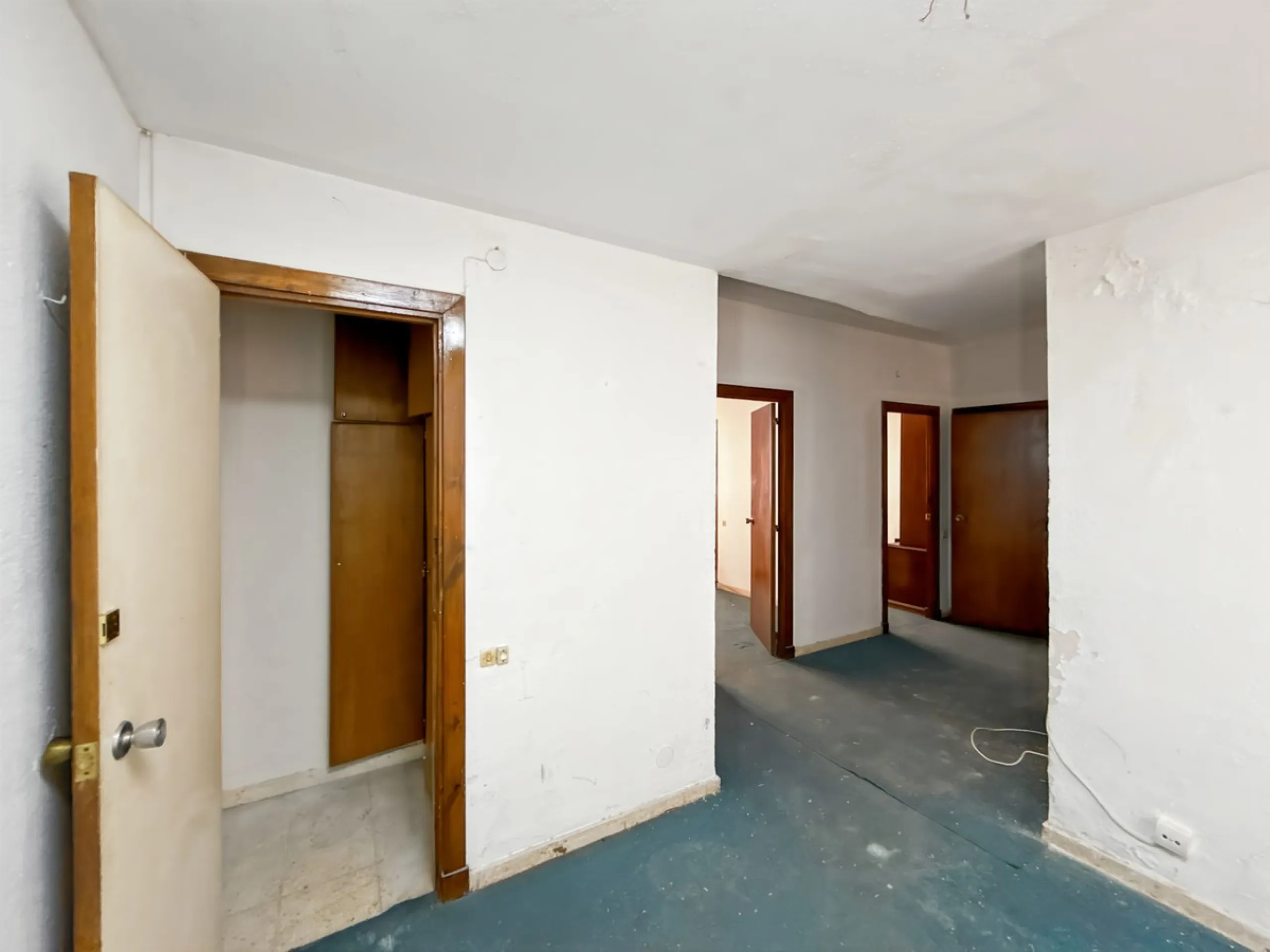 Some places can't be described by square meters or floor plans. They're described by how they make you feel the moment you walk in. This flat on Calle San Lorenzo, right in the beating heart of Málaga's Soho, has something rare — it has soul.