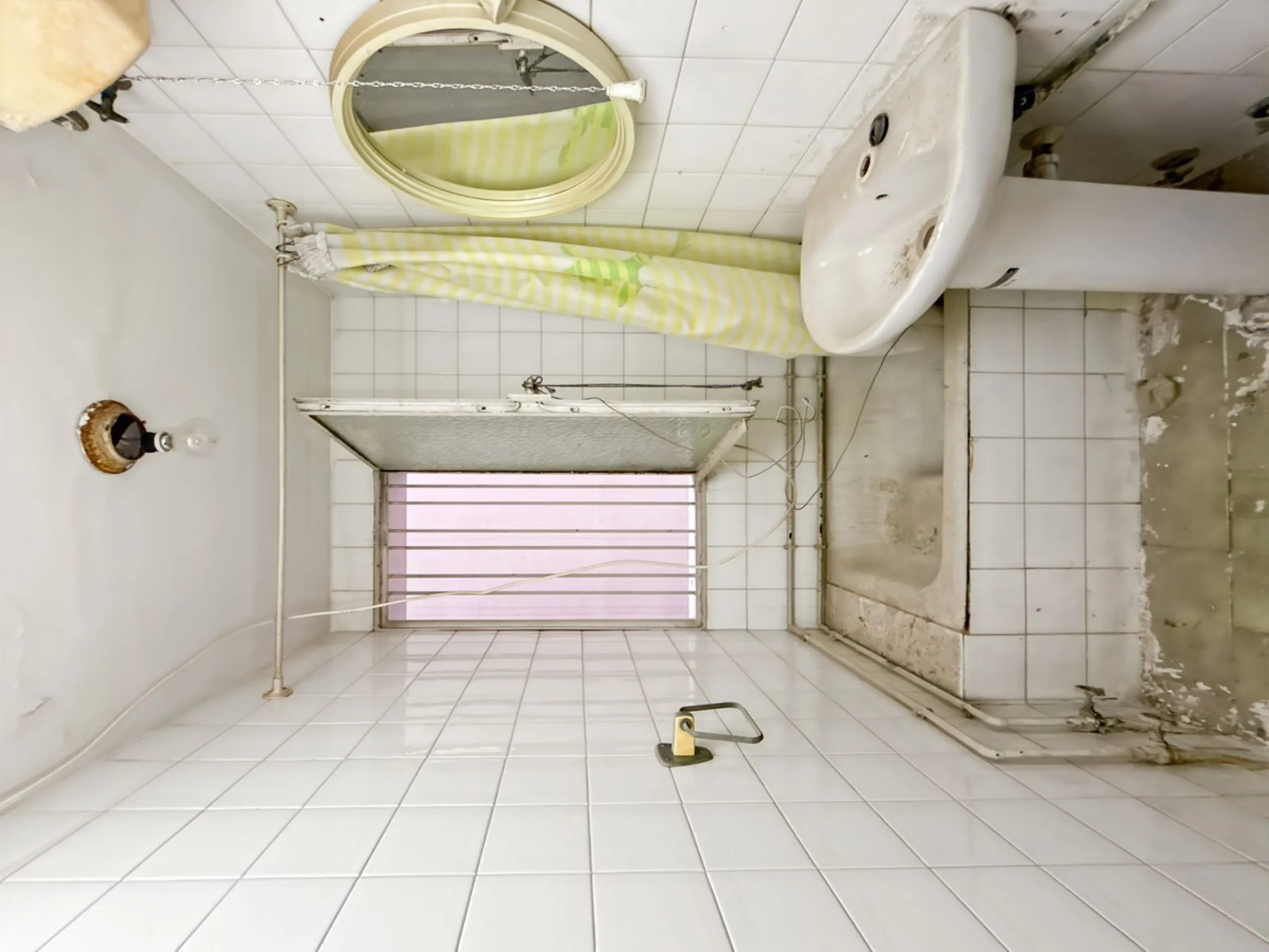 Some places can't be described by square meters or floor plans. They're described by how they make you feel the moment you walk in. This flat on Calle San Lorenzo, right in the beating heart of Málaga's Soho, has something rare — it has soul.