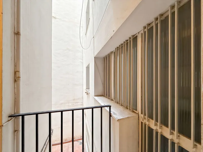 Some places can't be described by square meters or floor plans. They're described by how they make you feel the moment you walk in. This flat on Calle San Lorenzo, right in the beating heart of Málaga's Soho, has something rare — it has soul.
