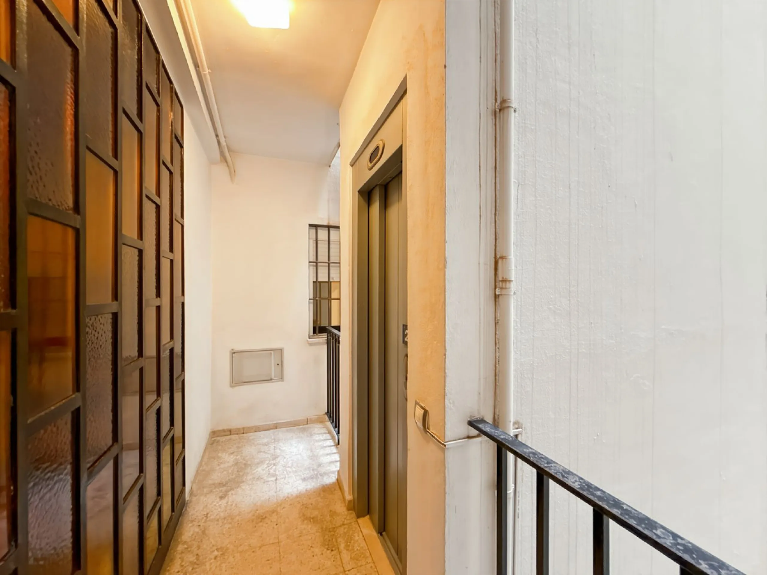Some places can't be described by square meters or floor plans. They're described by how they make you feel the moment you walk in. This flat on Calle San Lorenzo, right in the beating heart of Málaga's Soho, has something rare — it has soul.