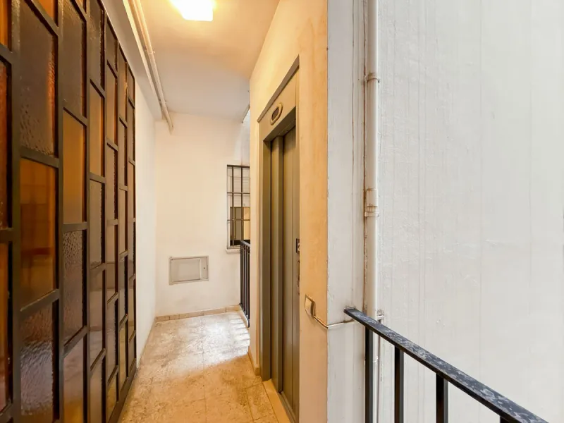 Some places can't be described by square meters or floor plans. They're described by how they make you feel the moment you walk in. This flat on Calle San Lorenzo, right in the beating heart of Málaga's Soho, has something rare — it has soul.