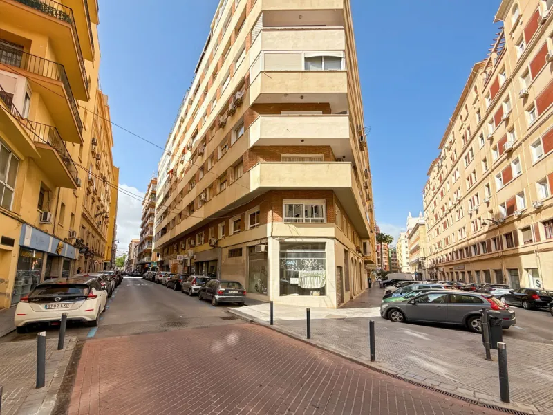 Some places can't be described by square meters or floor plans. They're described by how they make you feel the moment you walk in. This flat on Calle San Lorenzo, right in the beating heart of Málaga's Soho, has something rare — it has soul.