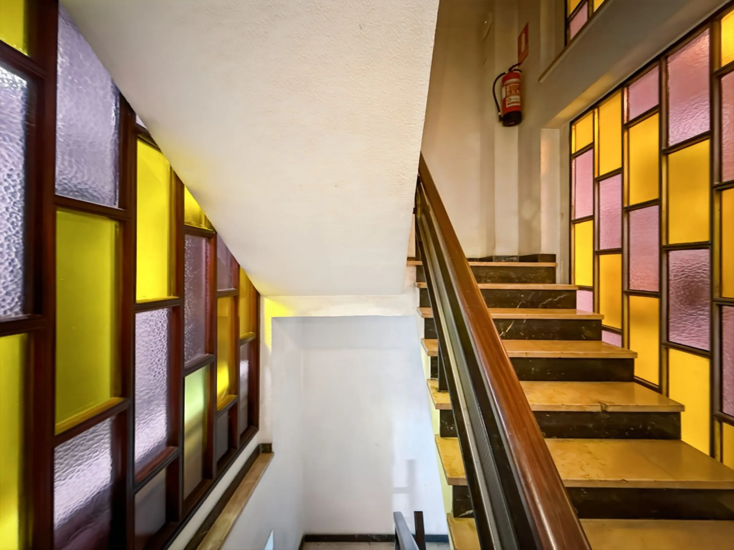 Some places can't be described by square meters or floor plans. They're described by how they make you feel the moment you walk in. This flat on Calle San Lorenzo, right in the beating heart of Málaga's Soho, has something rare — it has soul.
