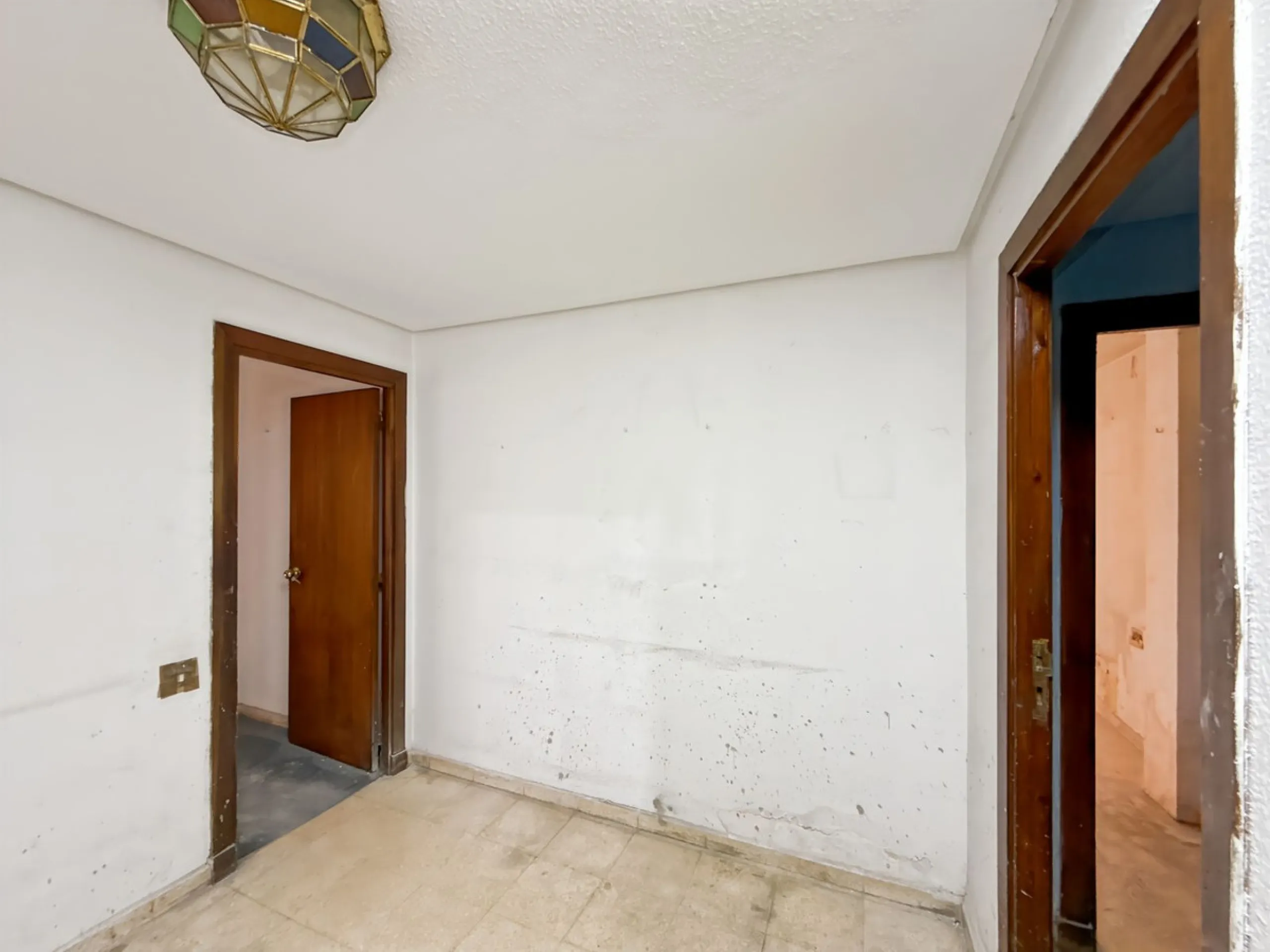 Some places can't be described by square meters or floor plans. They're described by how they make you feel the moment you walk in. This flat on Calle San Lorenzo, right in the beating heart of Málaga's Soho, has something rare — it has soul.