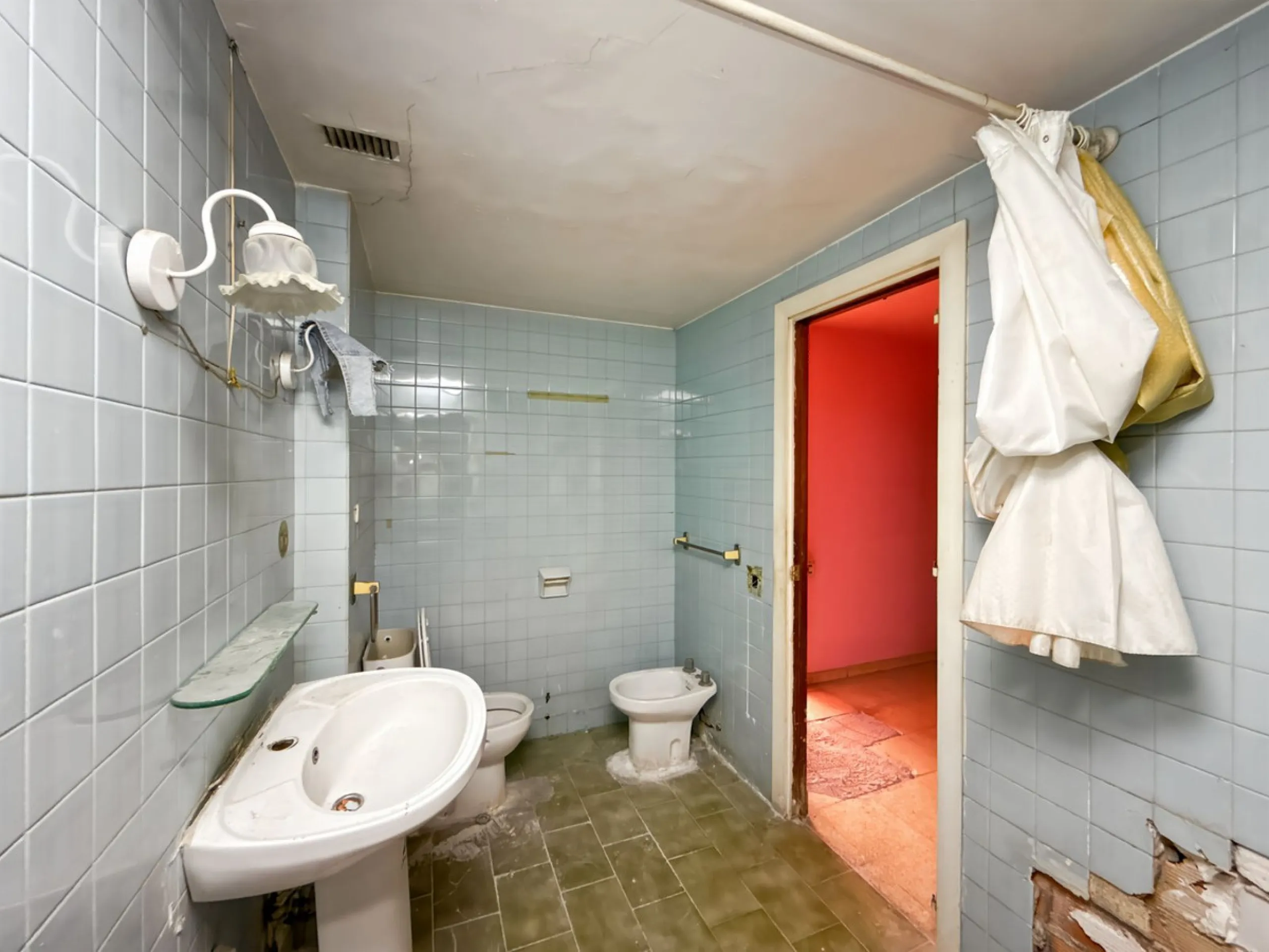 Some places can't be described by square meters or floor plans. They're described by how they make you feel the moment you walk in. This flat on Calle San Lorenzo, right in the beating heart of Málaga's Soho, has something rare — it has soul.