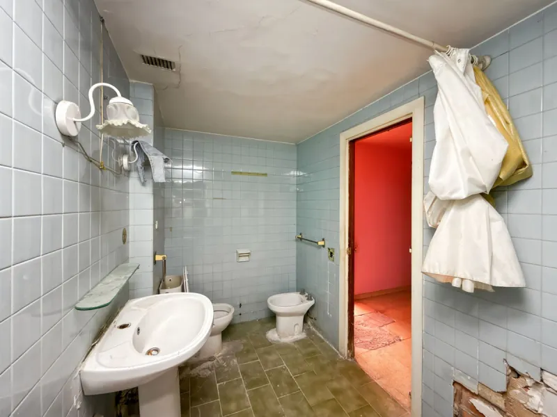 Some places can't be described by square meters or floor plans. They're described by how they make you feel the moment you walk in. This flat on Calle San Lorenzo, right in the beating heart of Málaga's Soho, has something rare — it has soul.