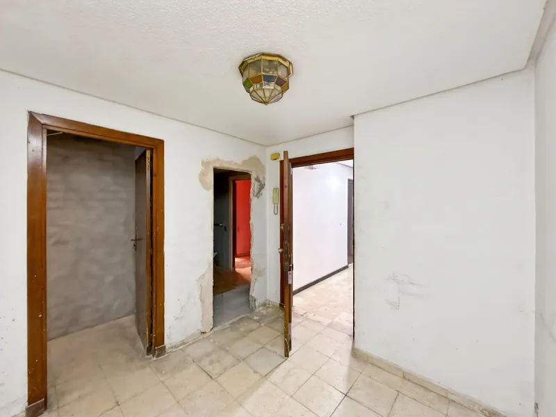 Some places can't be described by square meters or floor plans. They're described by how they make you feel the moment you walk in. This flat on Calle San Lorenzo, right in the beating heart of Málaga's Soho, has something rare — it has soul.