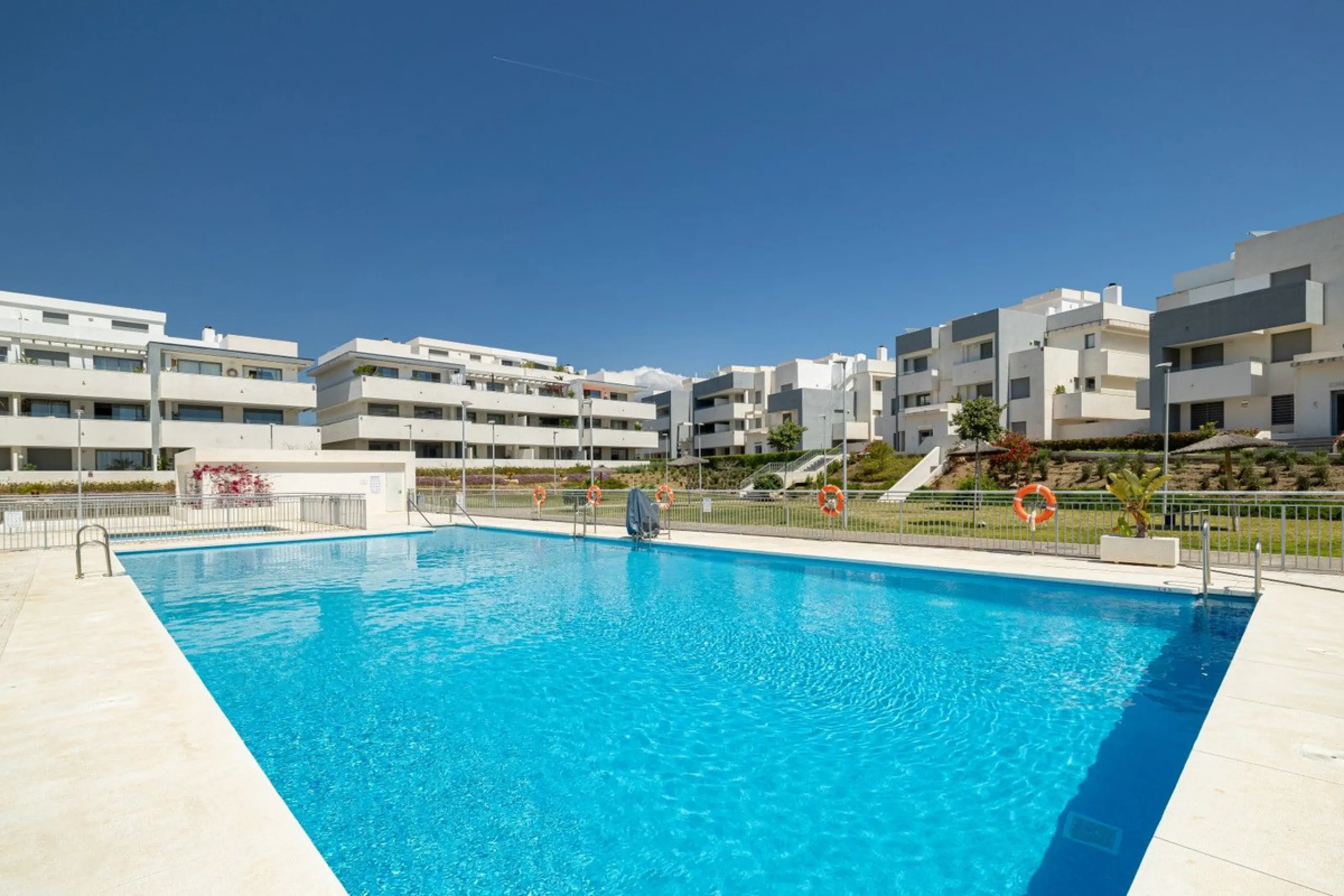 Apartment - Ground Floor Apartment в продаже в Estepona, Málaga. В доме 2 спален и 2 ванных комнат. Площадь дома 70 м². Площадь участка 27 м²