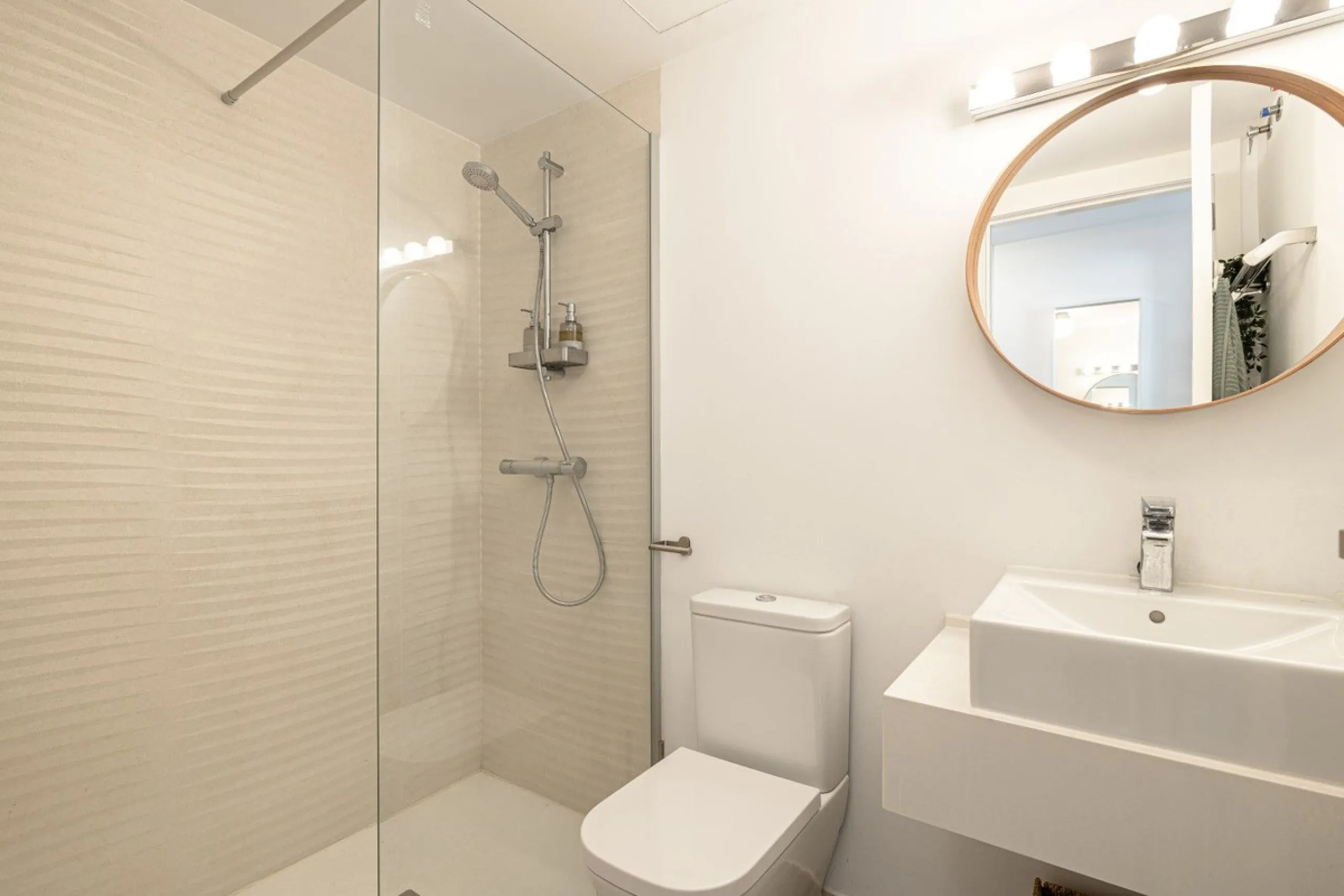 Apartment - Ground Floor Apartment в продаже в Estepona, Málaga. В доме 2 спален и 2 ванных комнат. Площадь дома 70 м². Площадь участка 27 м²
