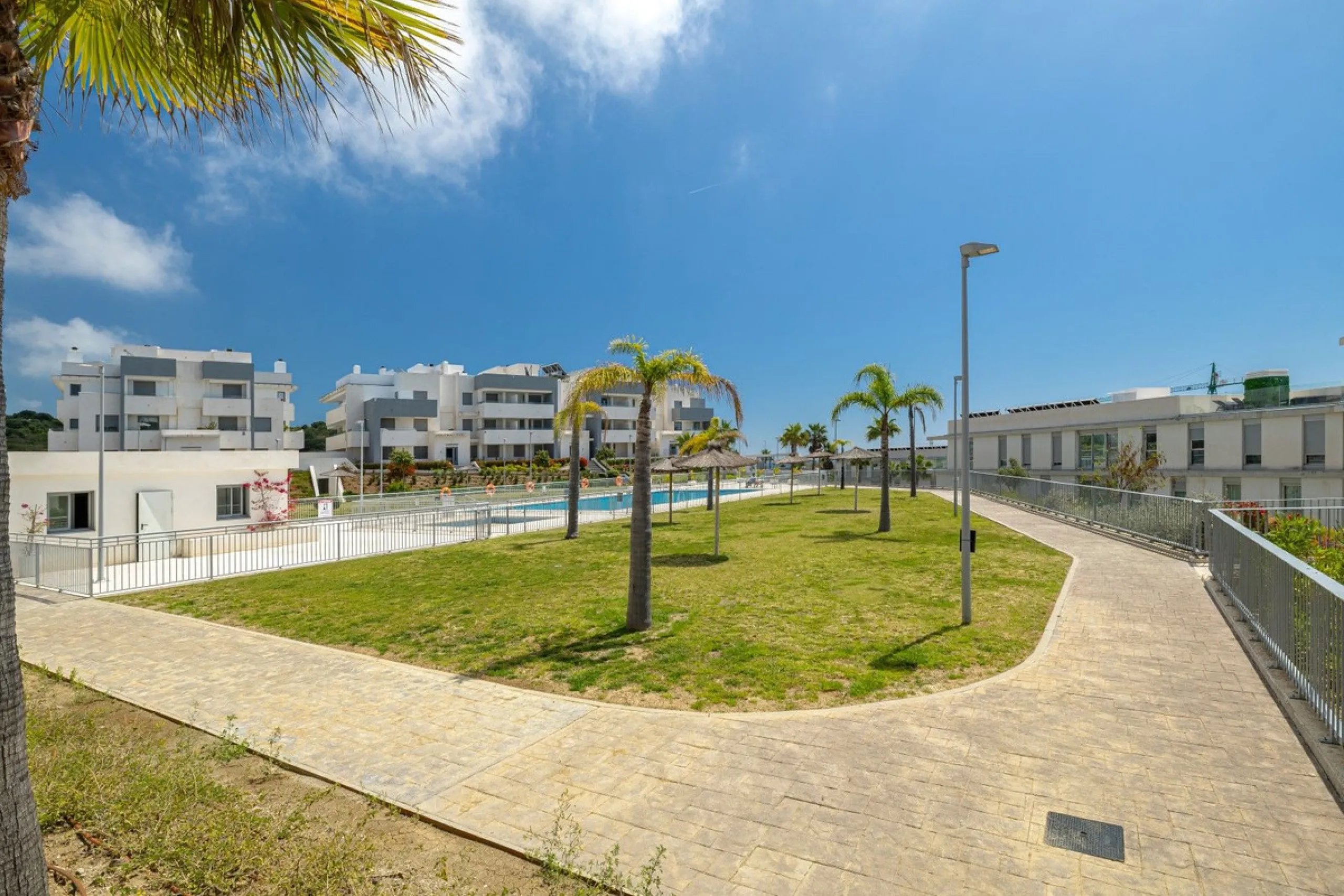 Apartment - Ground Floor Apartment в продаже в Estepona, Málaga. В доме 2 спален и 2 ванных комнат. Площадь дома 70 м². Площадь участка 27 м²