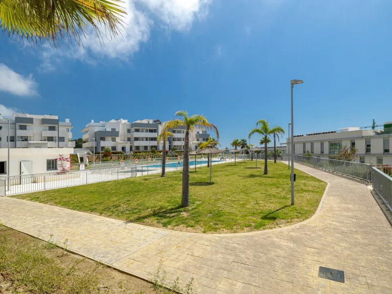 Apartment - Ground Floor Apartment в продаже в Estepona, Málaga. В доме 2 спален и 2 ванных комнат. Площадь дома 70 м². Площадь участка 27 м²
