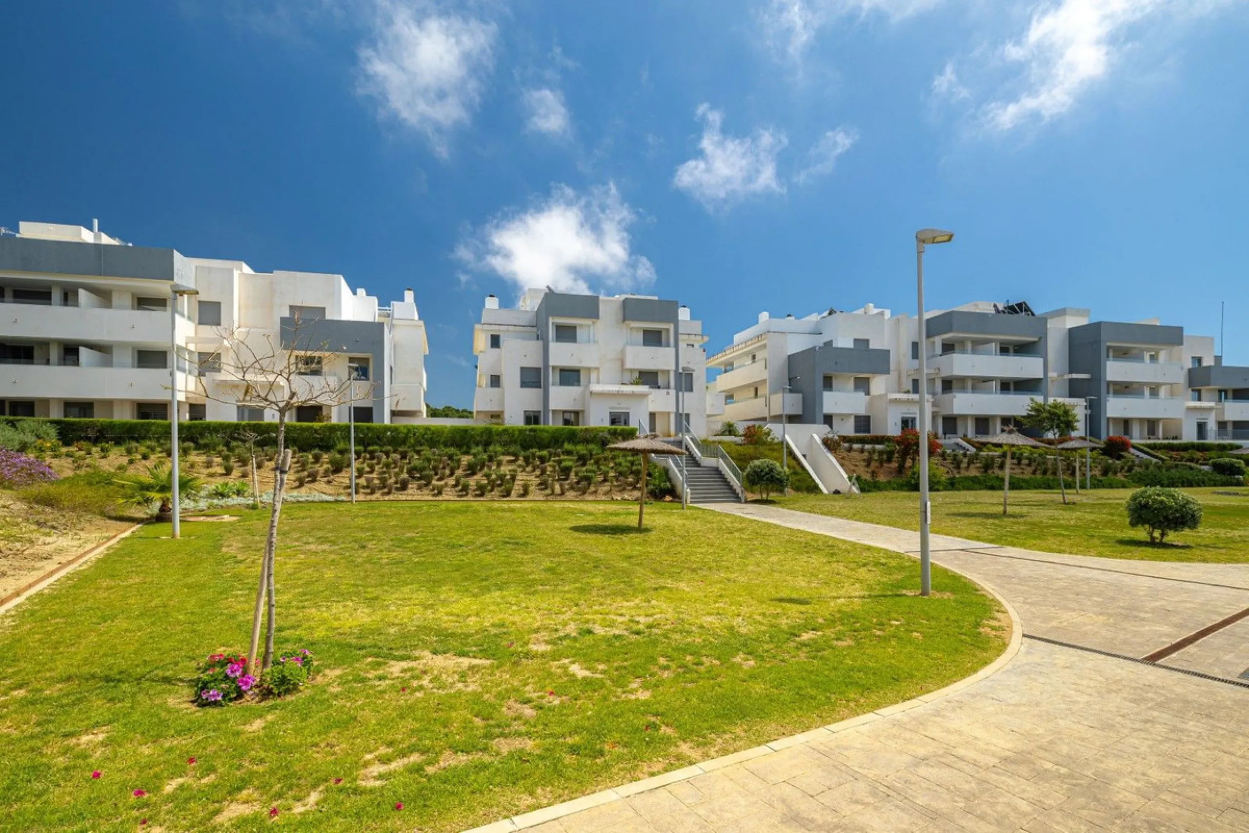 Apartment - Ground Floor Apartment в продаже в Estepona, Málaga. В доме 2 спален и 2 ванных комнат. Площадь дома 70 м². Площадь участка 27 м²