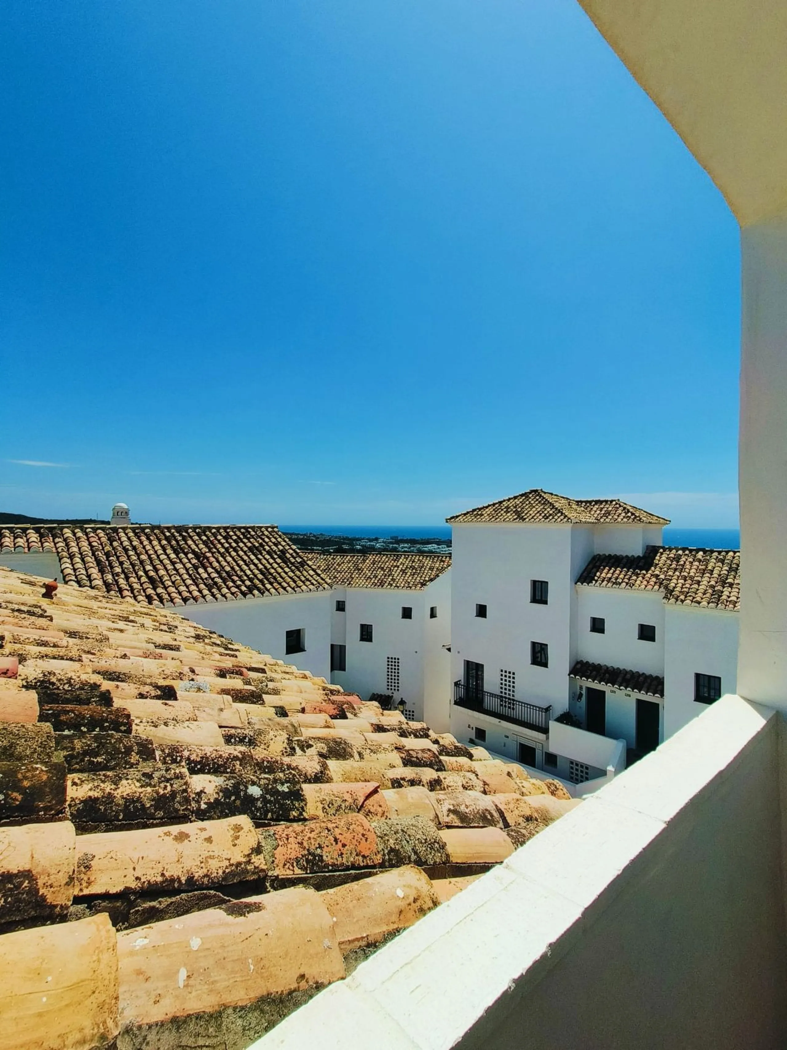 Discover your dream home with this stunning townhouse in the prestigious Pueblo Los Monteros Urb. located in Altos de Los Monteros, Marbella.