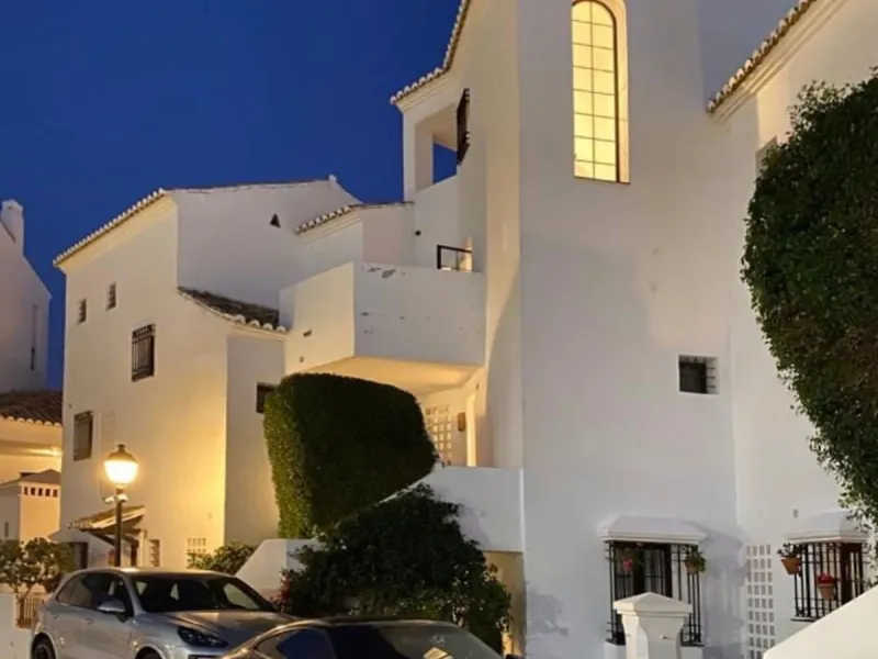 Discover your dream home with this stunning townhouse in the prestigious Pueblo Los Monteros Urb. located in Altos de Los Monteros, Marbella.