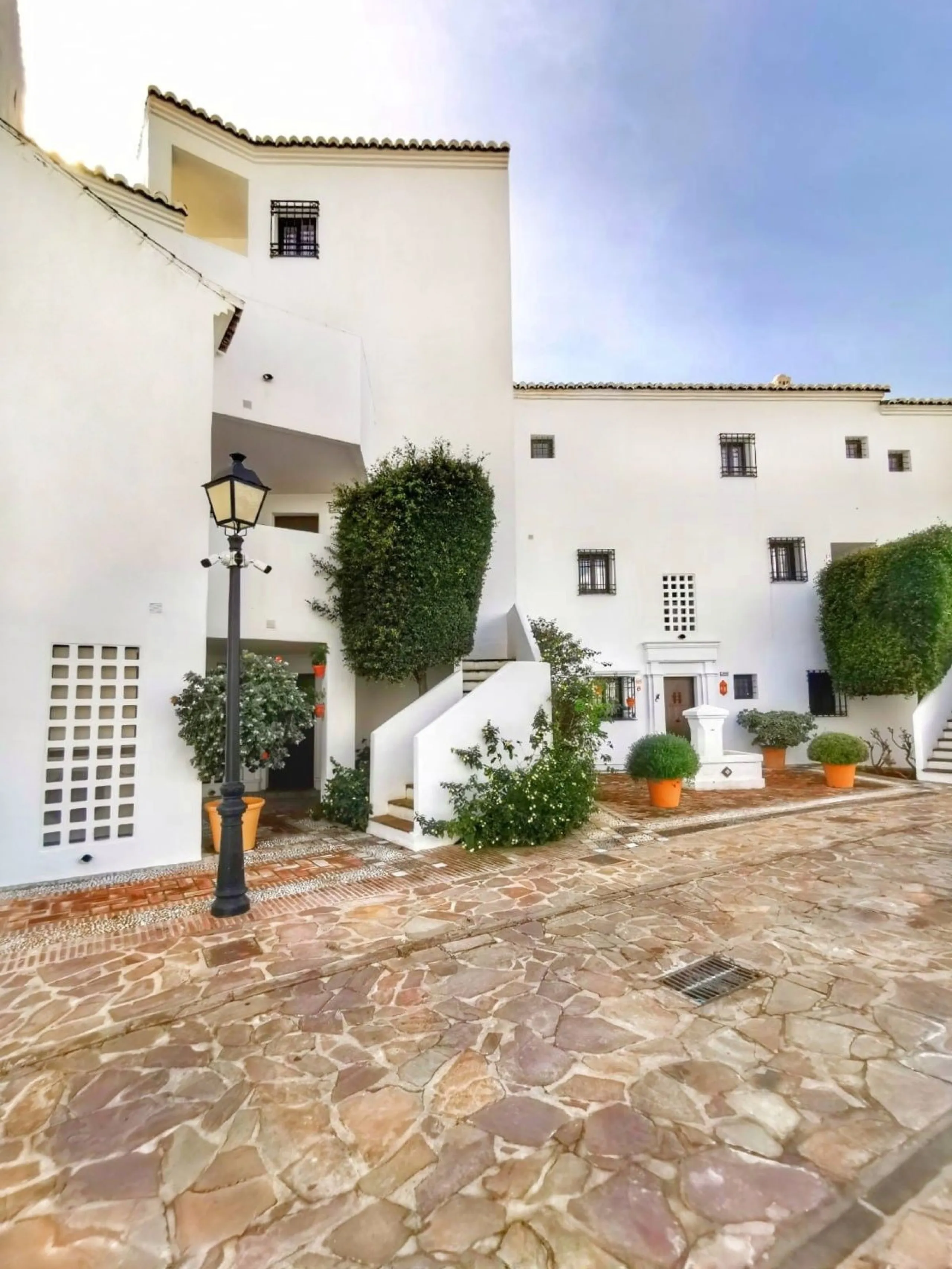 Discover your dream home with this stunning townhouse in the prestigious Pueblo Los Monteros Urb. located in Altos de Los Monteros, Marbella.