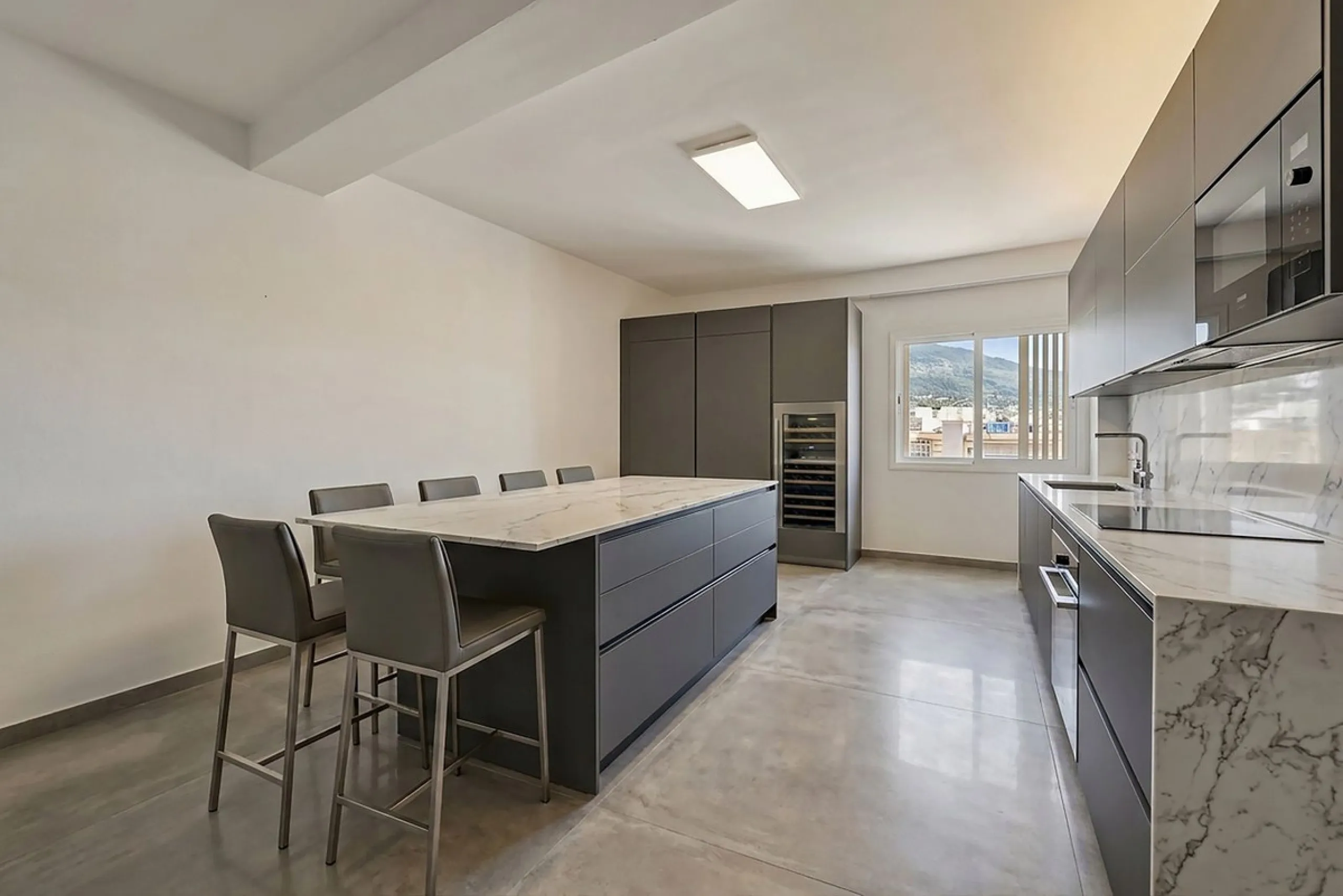 Vibrant City Living: Top Floor Jewel in the Heart of Marbella