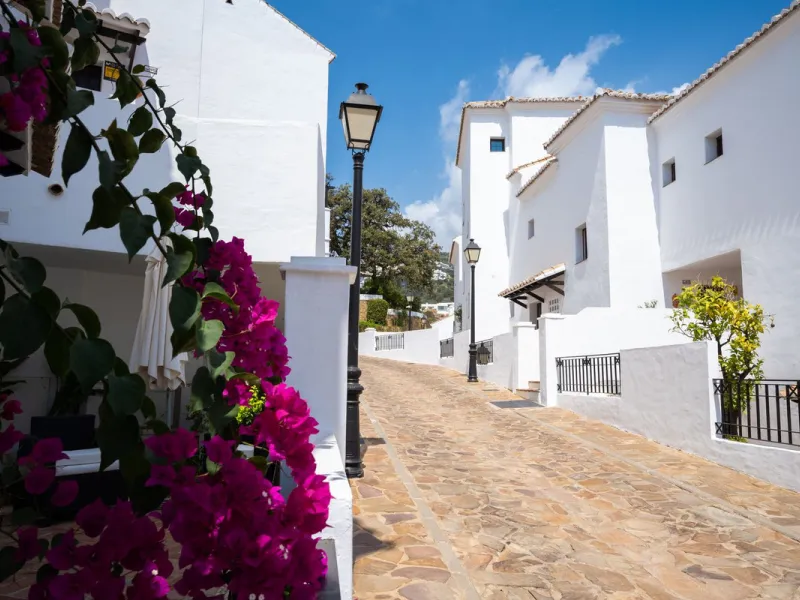 Discover your dream home with this stunning townhouse in the prestigious Pueblo Los Monteros Urb. located in Altos de Los Monteros, Marbella.